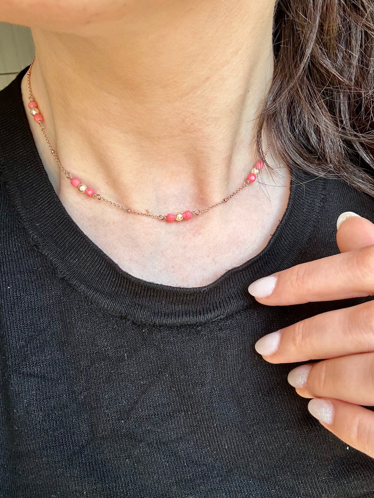 COLLANA CON TRIS PERLA CENTRALE E PIETRE LATERALI