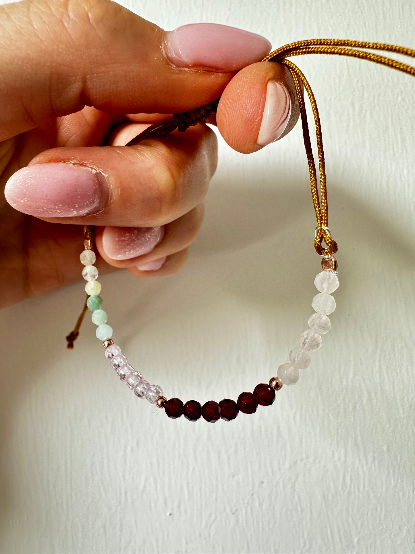 BRACCIALE REGOLABILE CON PIETRE MULTICOLORE SFUMATURE ROSA