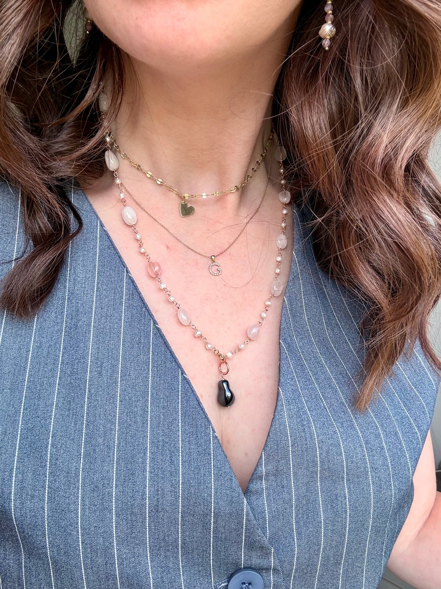 COLLANA TRASFORMABILE CON QUARZO ROSA, BASE ARGENTO ROSÉ E PERLA BAROCCA NERA