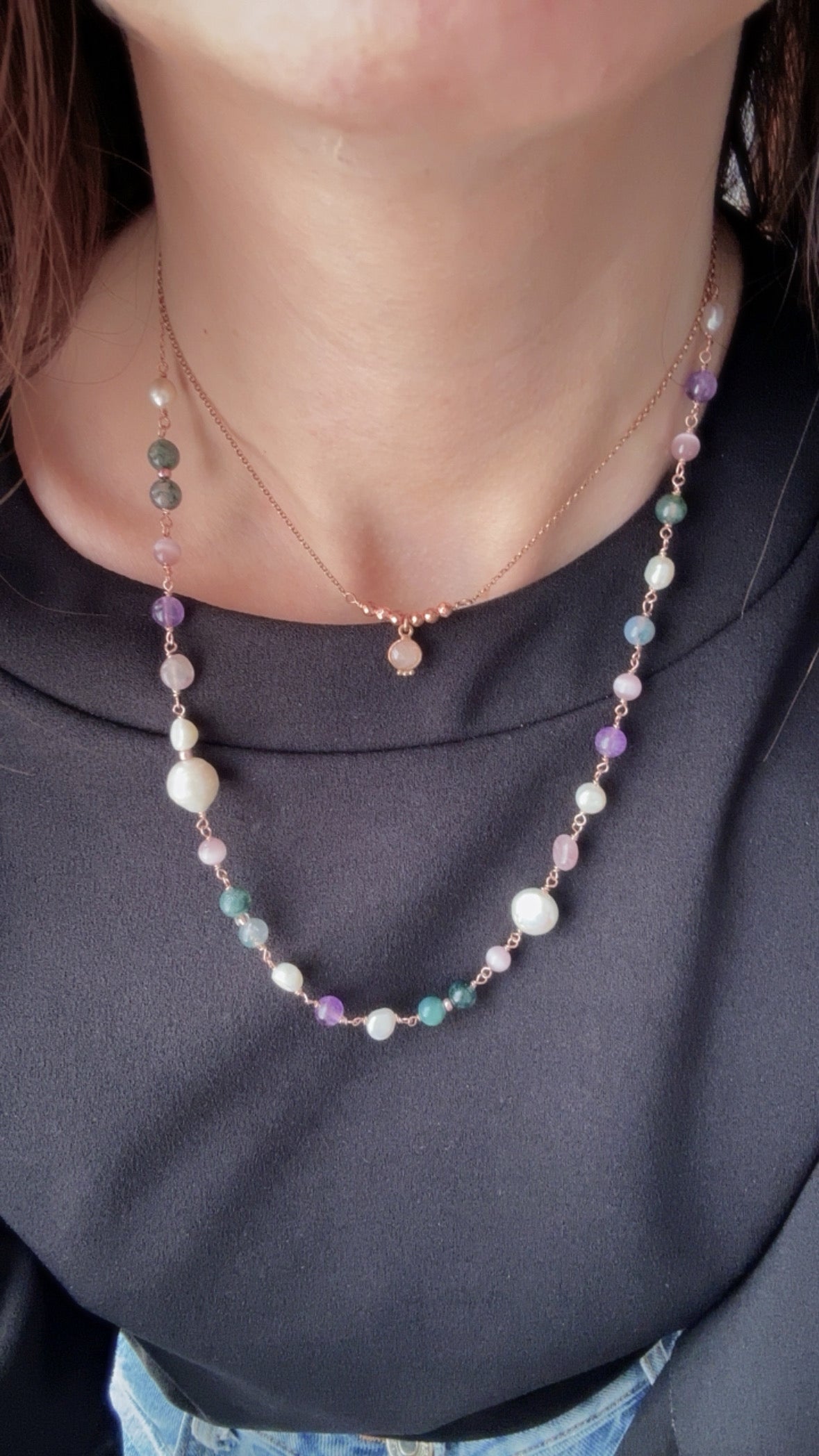 COLLANA CON PERLE SASSETTO E MONETA, PIETRE LILLA, ROSA E VERDE