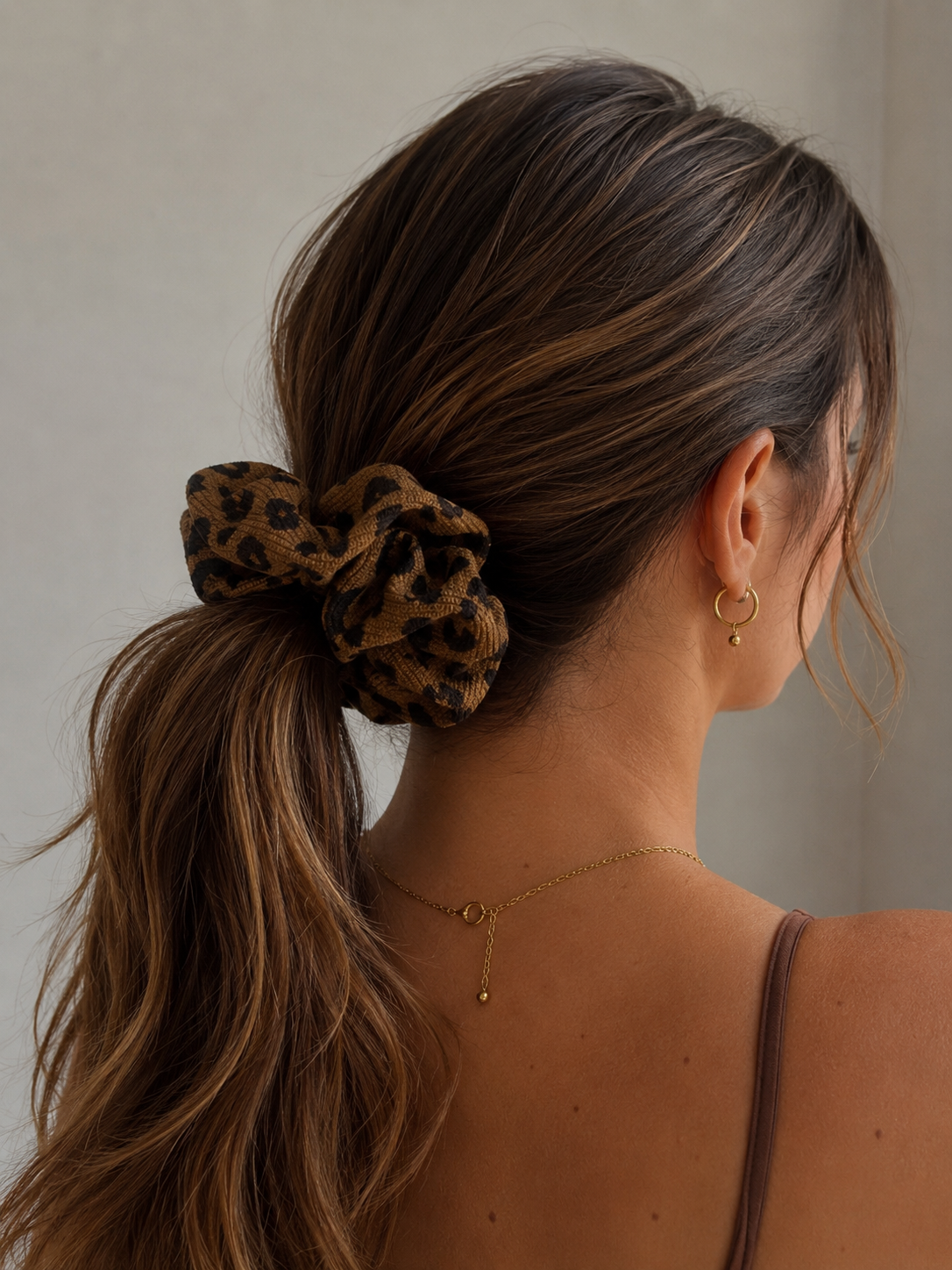 SCRUNCHIE CON STAMPA MARRONE DELICATO-NERO