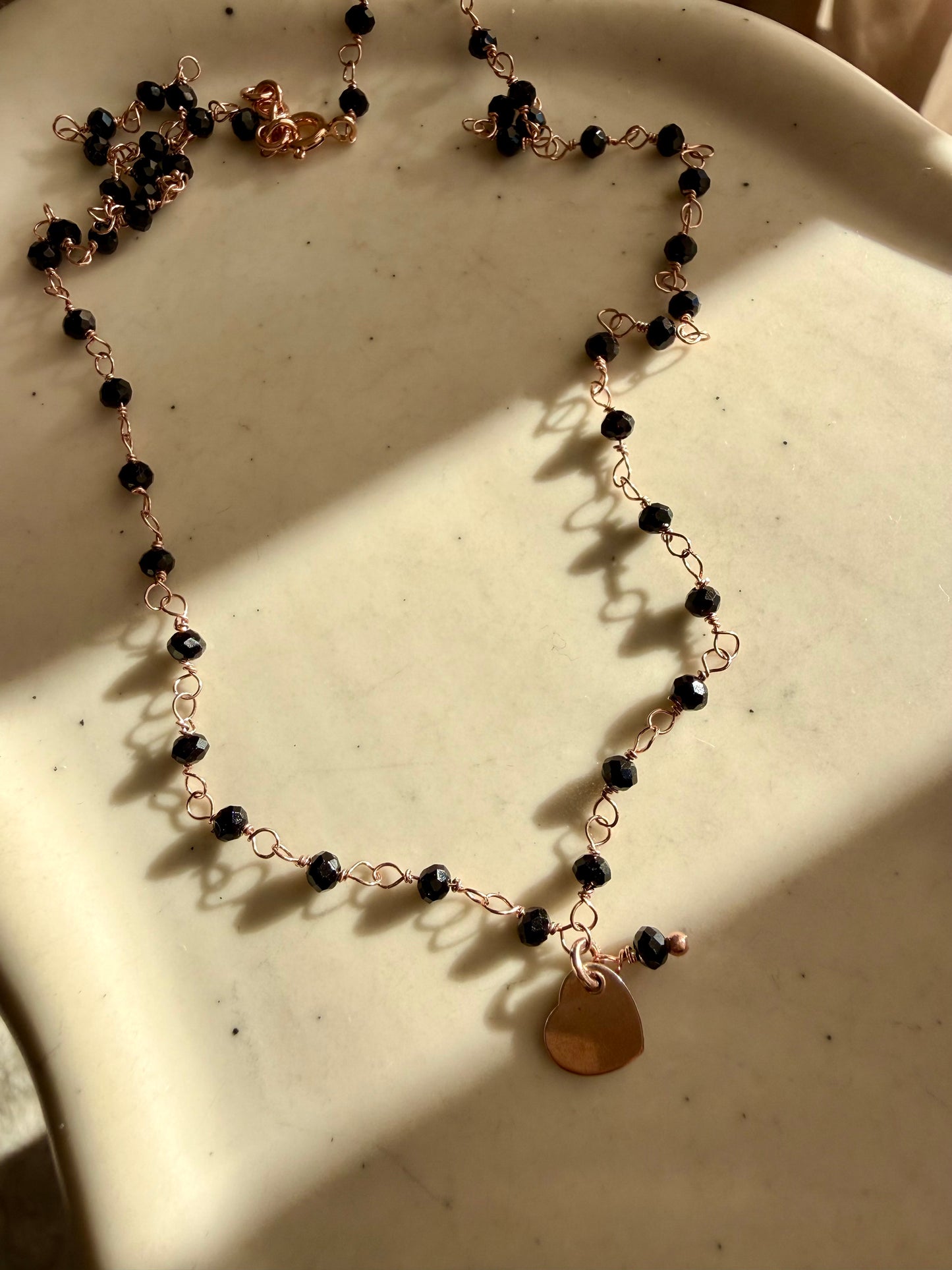 COLLANA CRISTALLI NERI ARGENTO ROSÉ CON CUORE CON PICCOLO CRISTALLO NERO PENDENTE