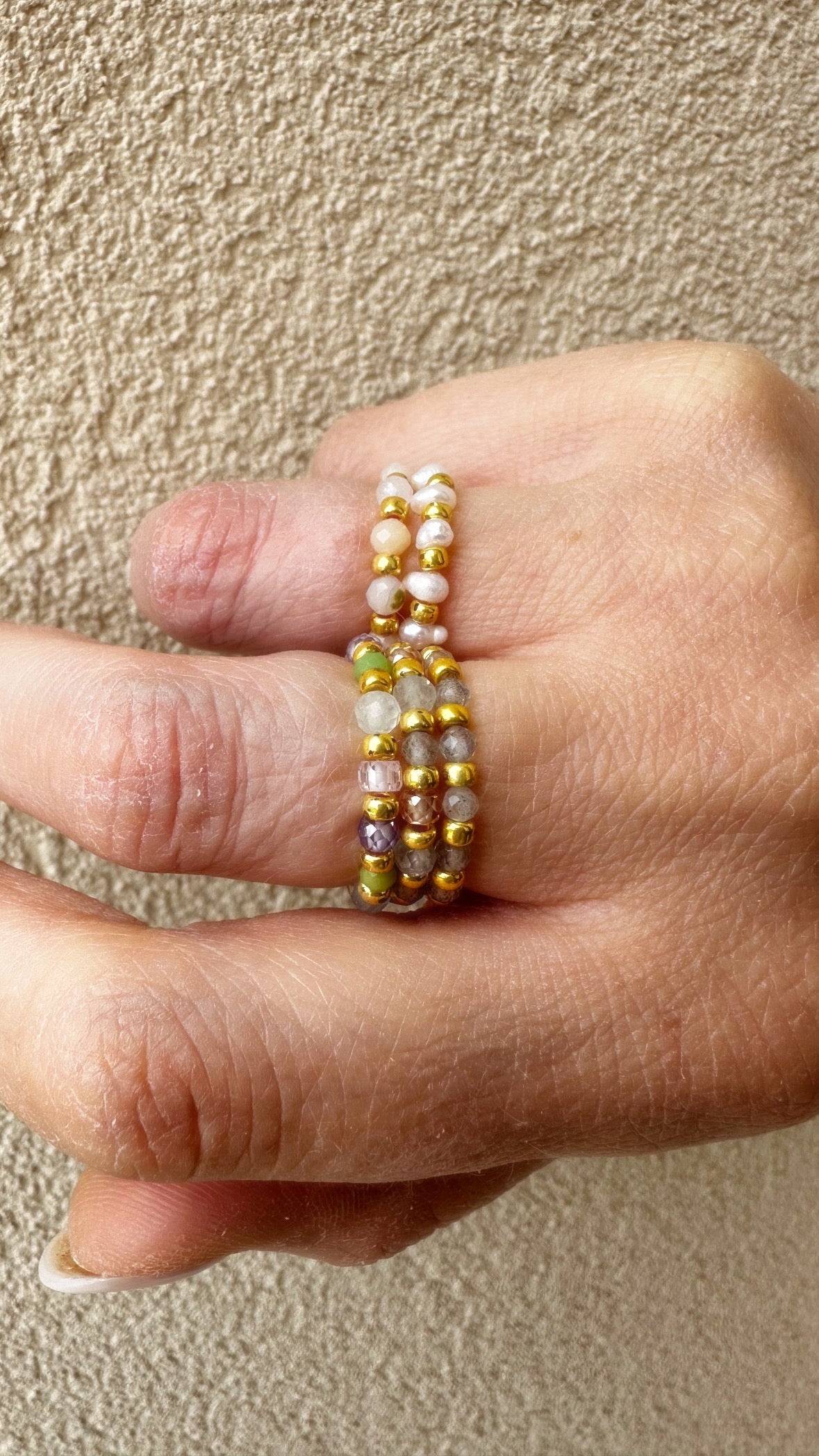 ANELLO ELASTICO CON MICRO PIETRE O PERLE E PEPITE VETRO DORATO