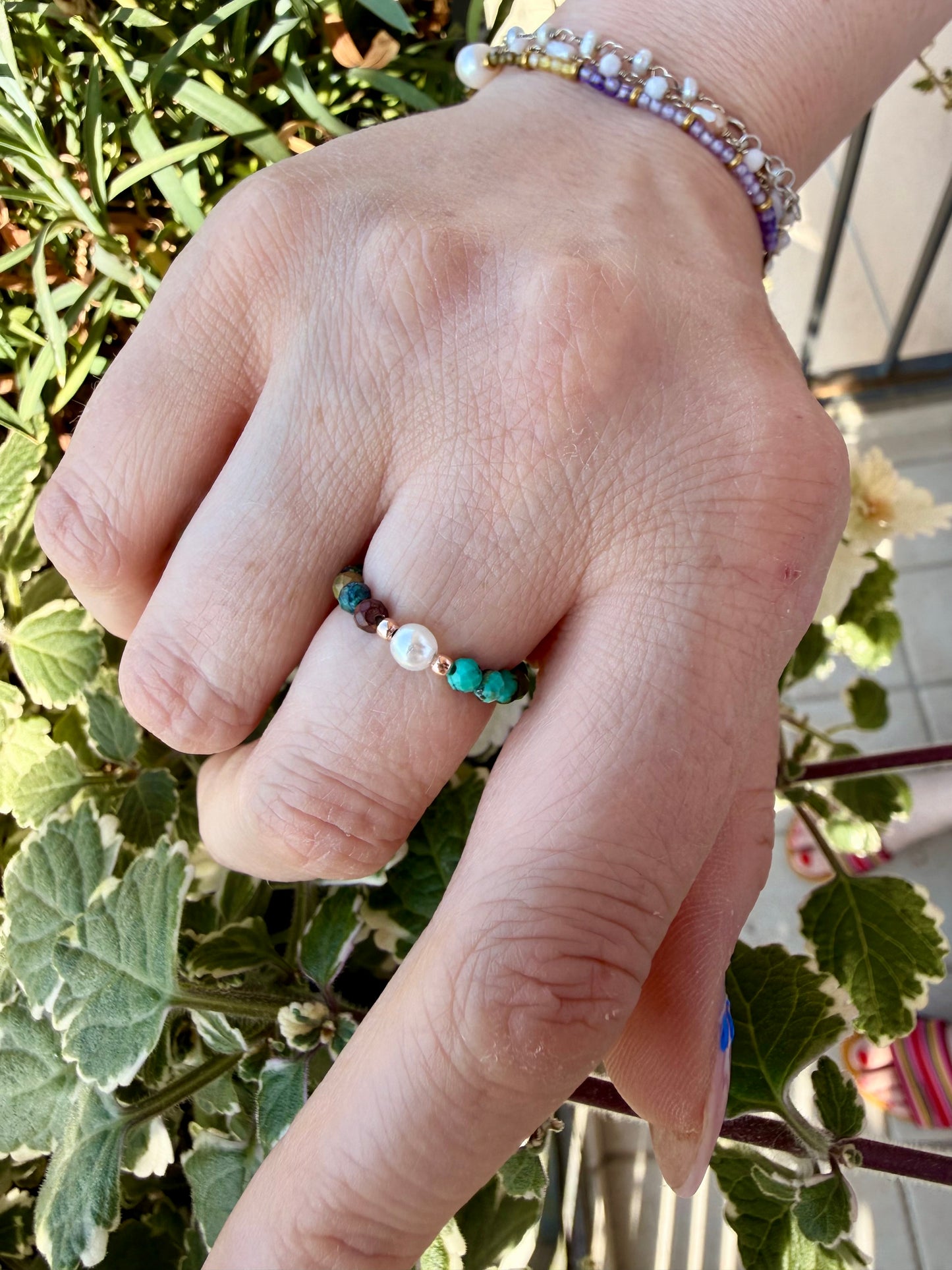 ANELLO ELASTICO TURCHESE NATURALE E PERLA TONDA CENTRALE