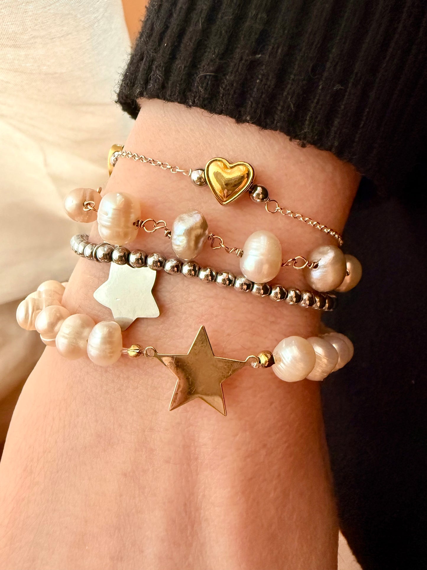 BRACCIALE PERLE BIANCHE CON STELLA IN LINEA