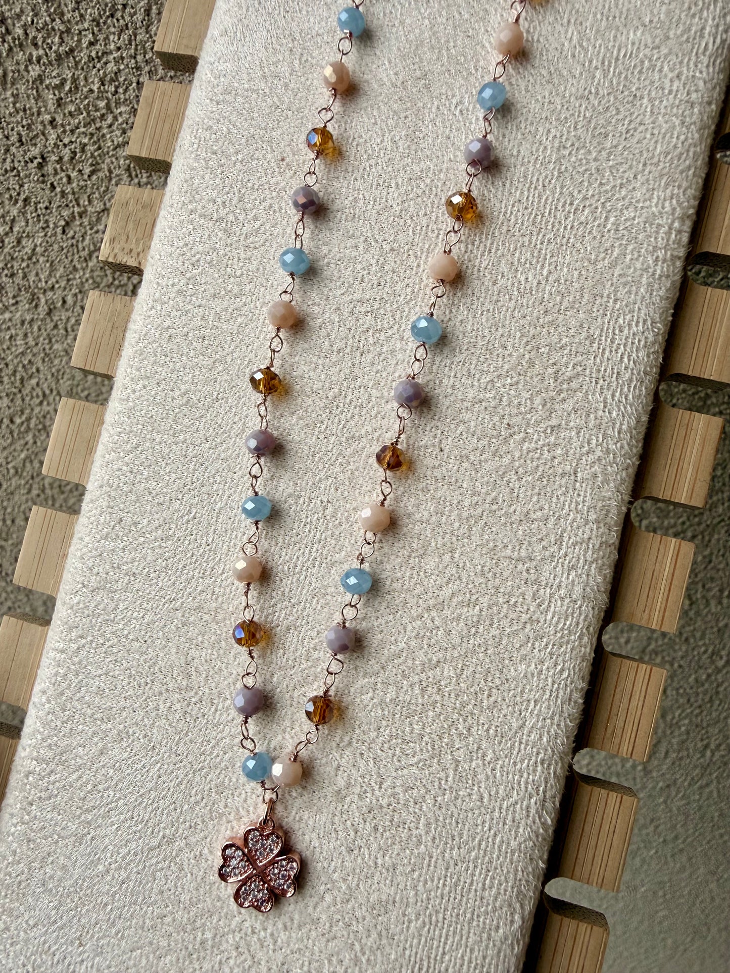 COLLANA CRISTALLI MULTICOLORE CON SOGGETTO DI ZIRCONI BIANCHI QUADRIFOGLIO