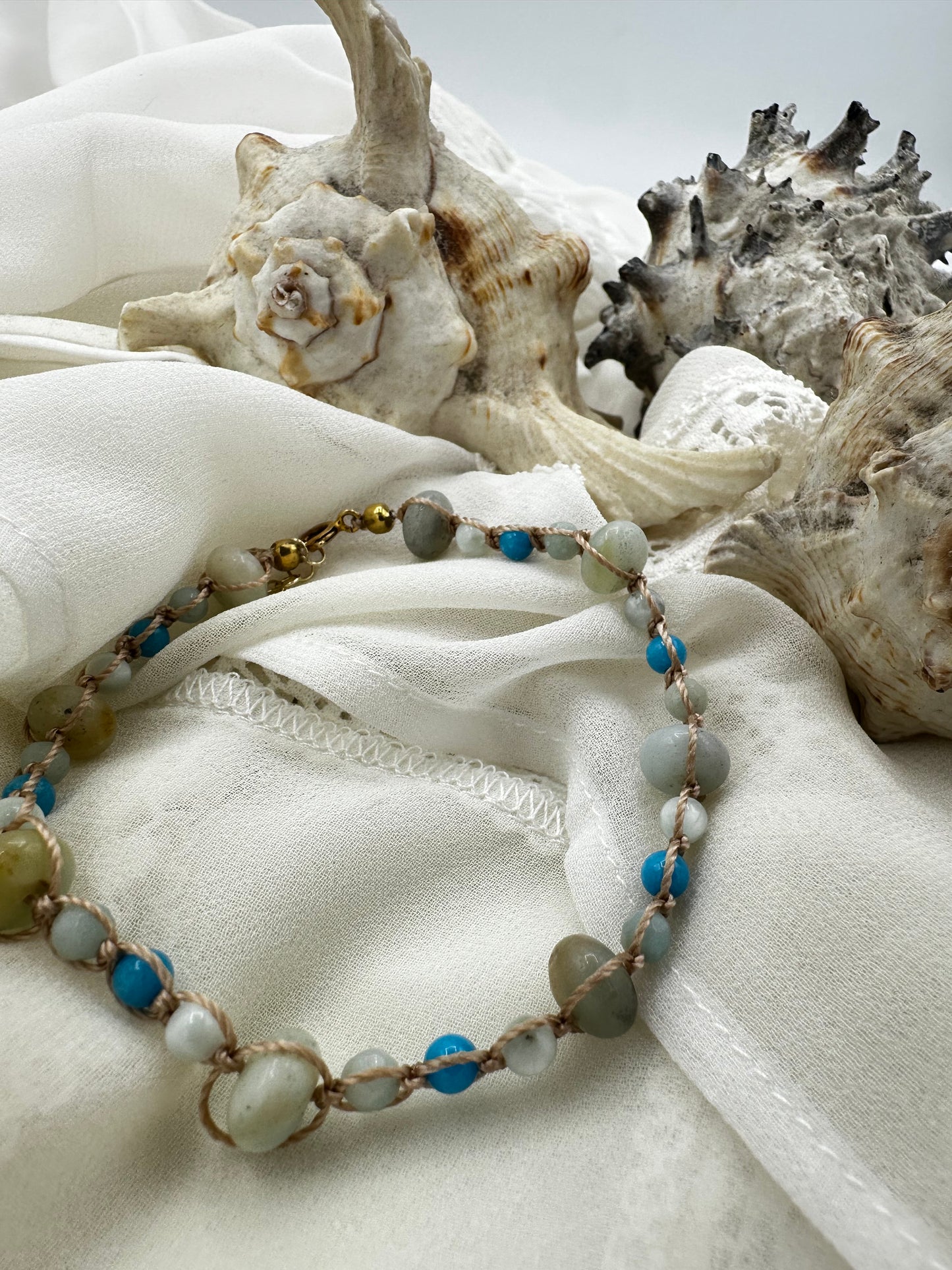 CAVIGLIERA ARTIGIANALE IN CORDA INTRECCIATA CON PIETRE DURE NATURALI TURCHESE E VERDE