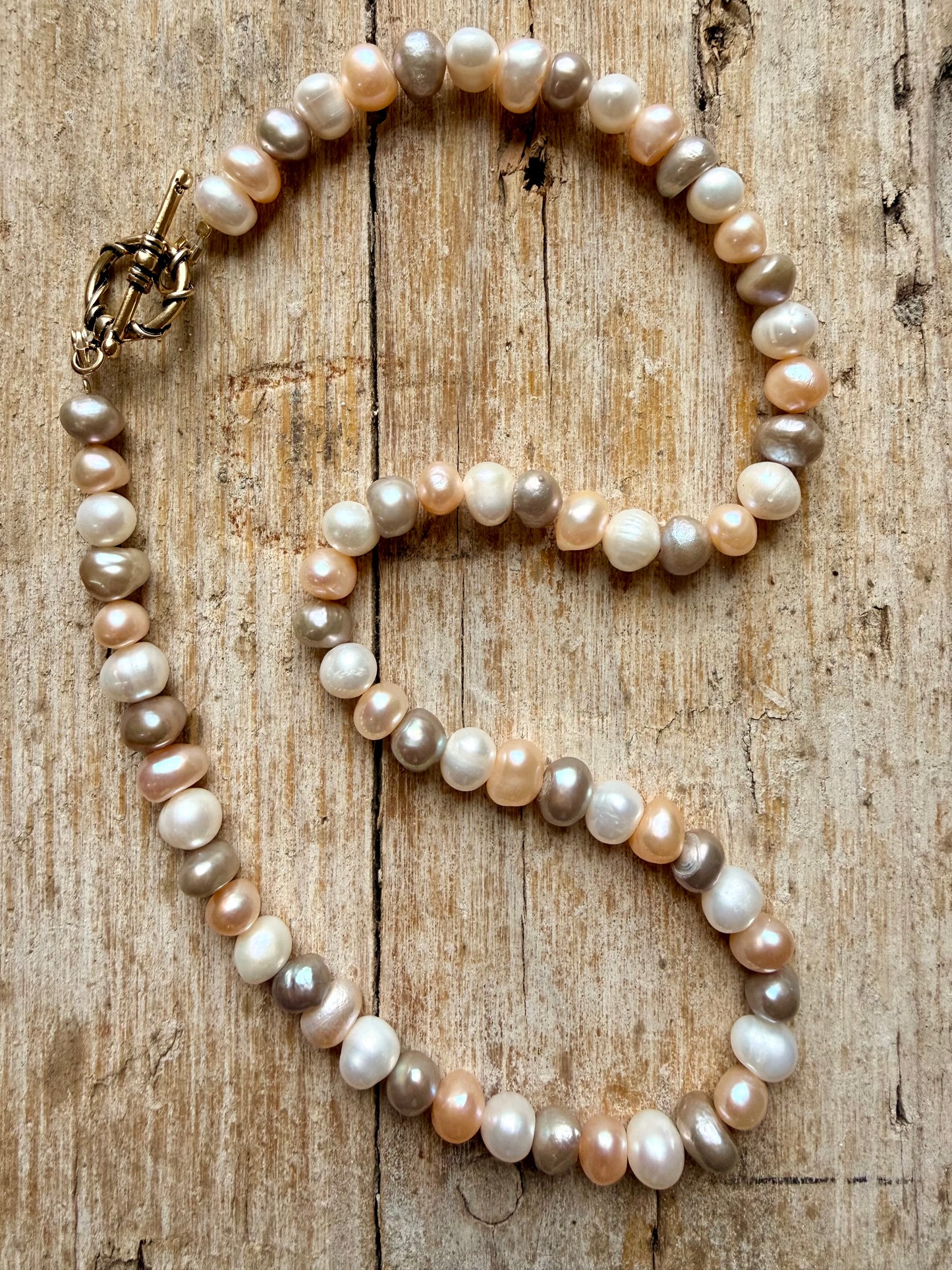 COLLANA CON PERLE BAROCCHE CHAMPAGNE, BIANCHE E LILLA
