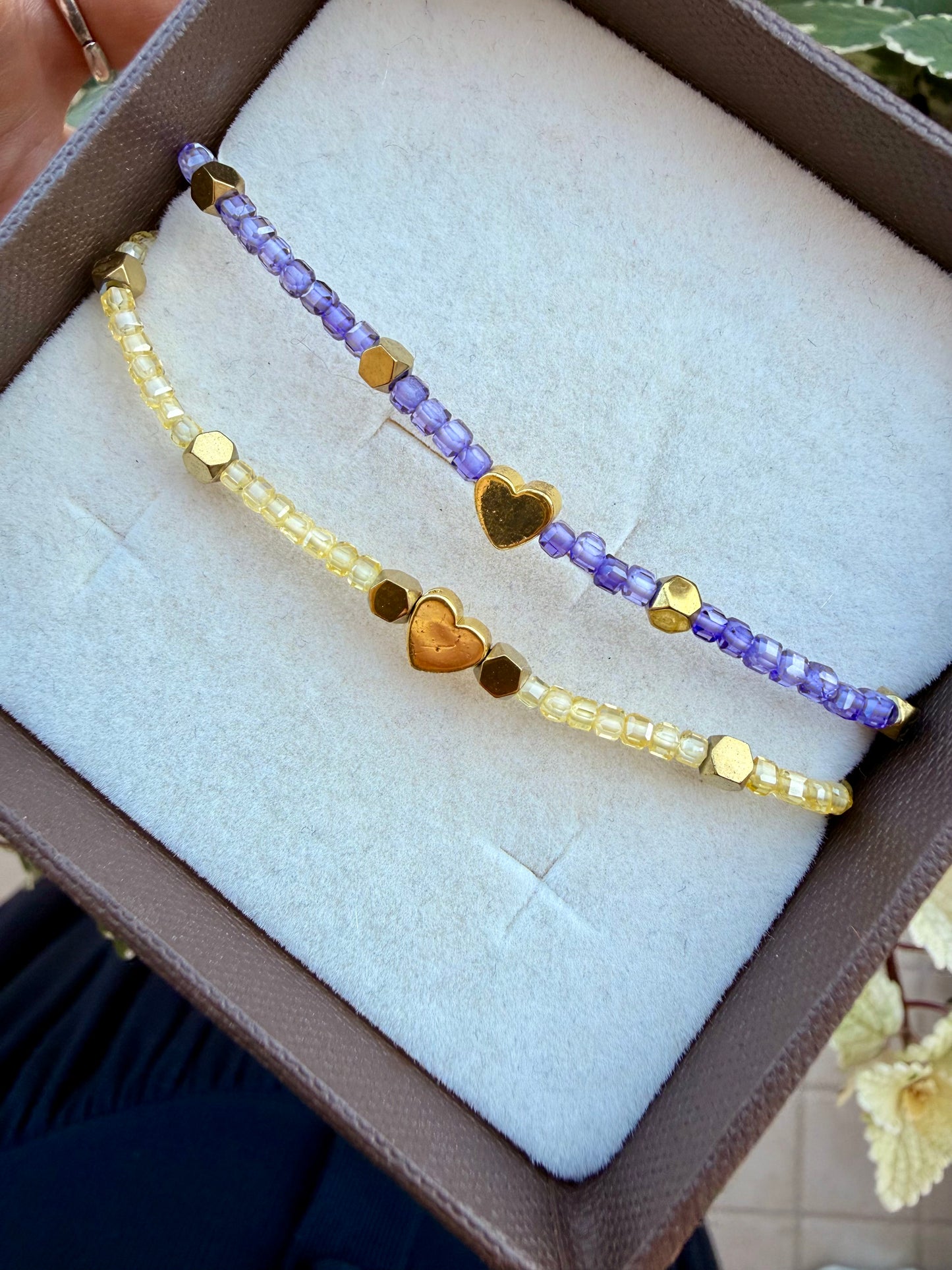 BRACCIALI ELASTICI CON PIETRE DURE E CUORICINO