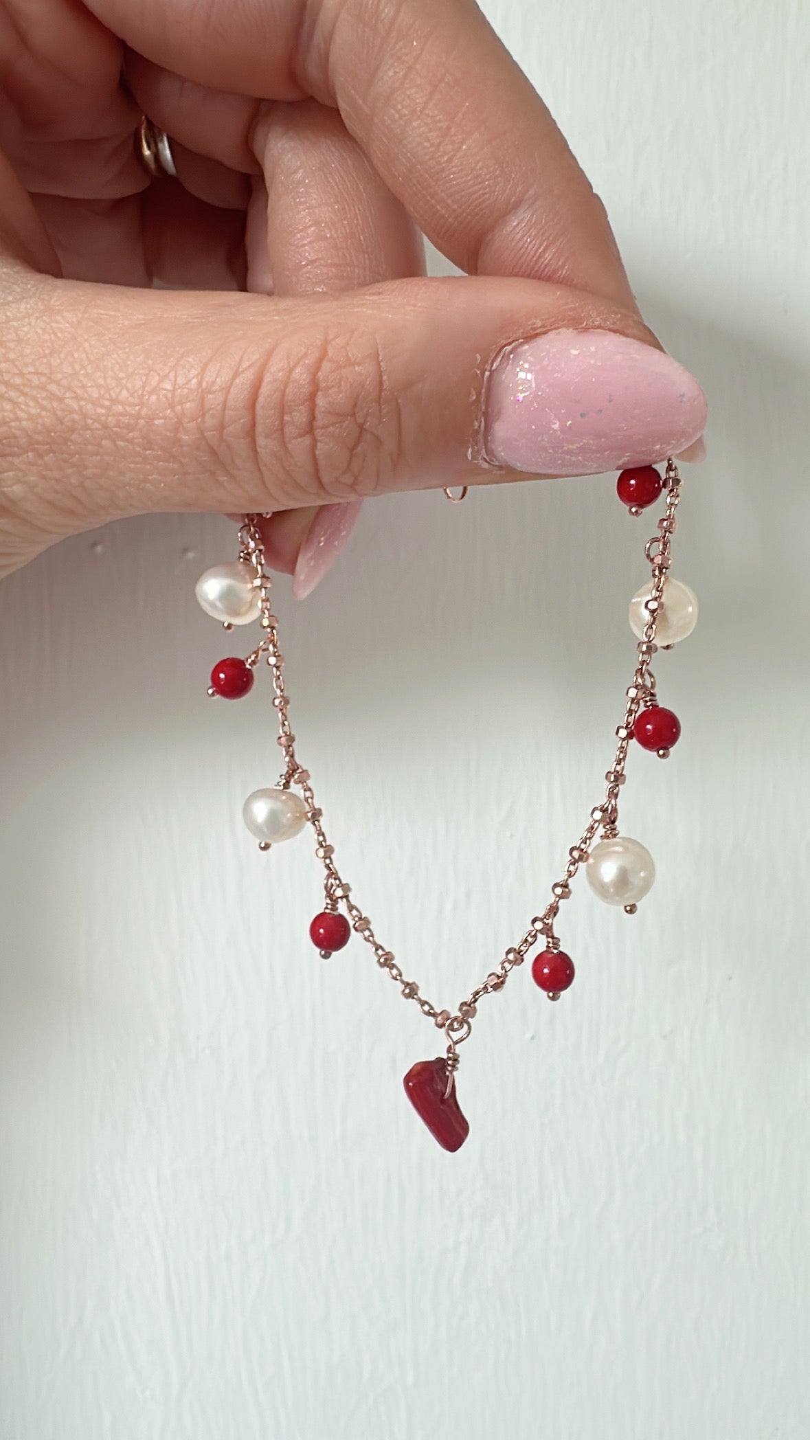 BRACCIALE PERLE BIANCHE, GIADA E CORALLO BAMBÙ ROSSO BASE ARGENTO ROSÉ