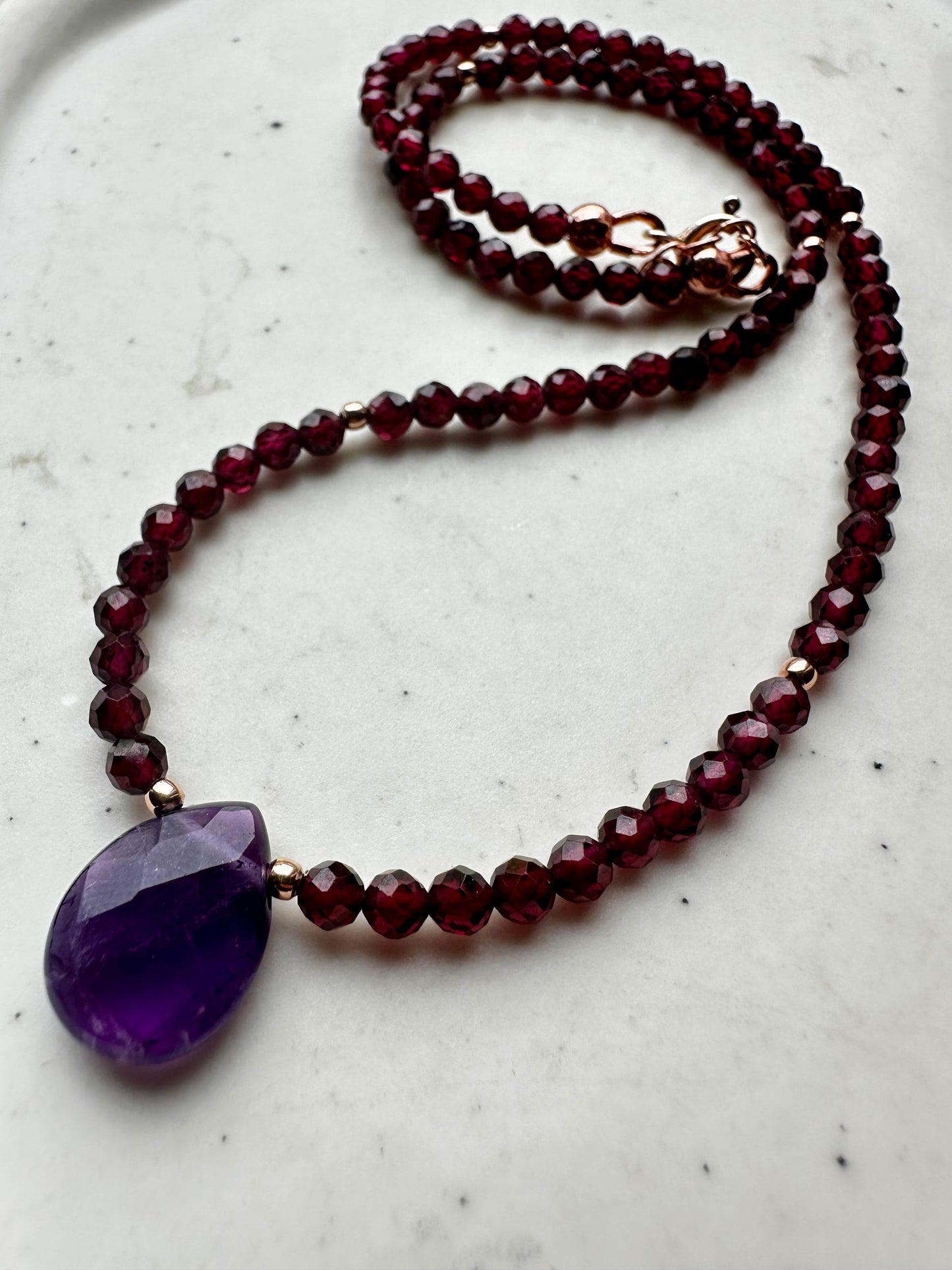 COLLANA CON GRANATO E GOCCIA DI AMETISTA