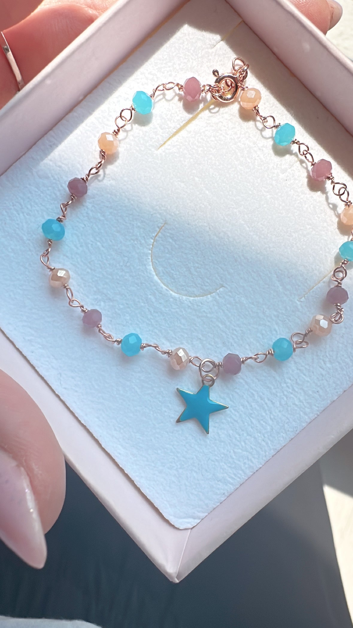 BRACCIALE CRISTALLI AVORIO, AZZURRO E MELANZANA CON STELLINA SMALTATA