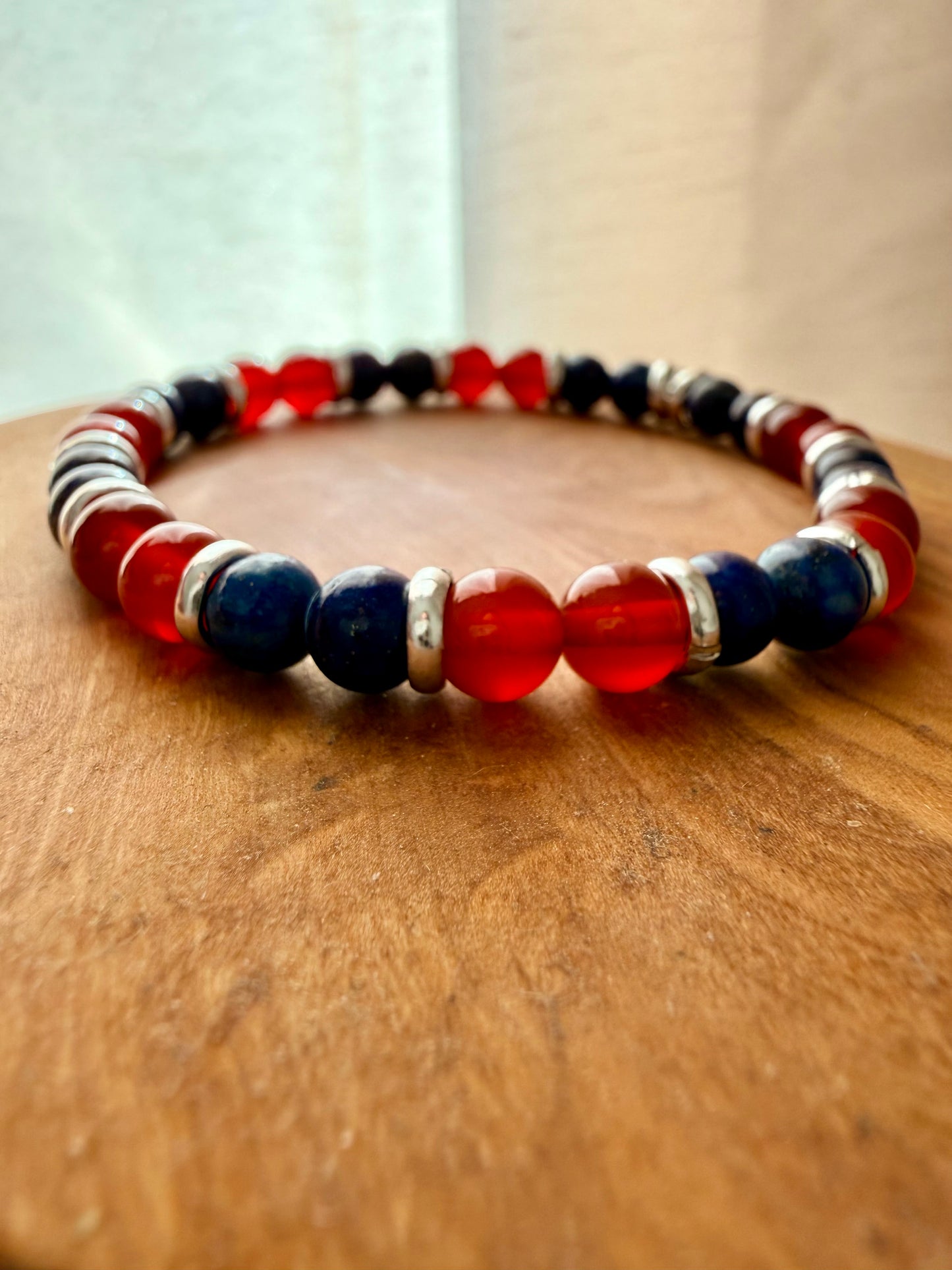 BRACCIALE ELASTICO CON LAPISLAZZULI E AGATA ROSSA