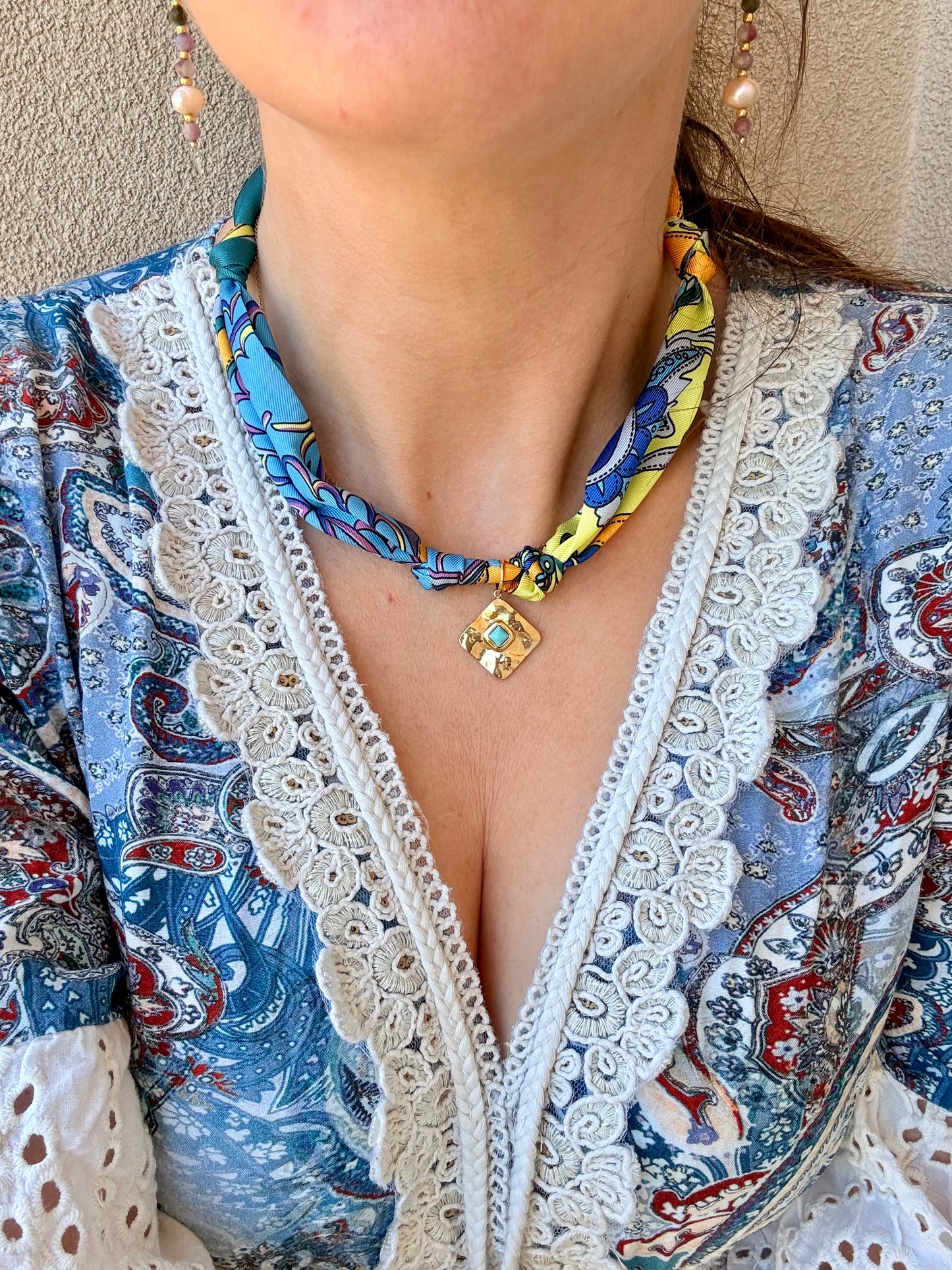 FOULARD GIOIELLO CON FIORE VERDE OTTANIO-ARANCIONE-BLU E PENDENTE ROMBO IN ACCIAIO MARTELLATO CON TURCHESE