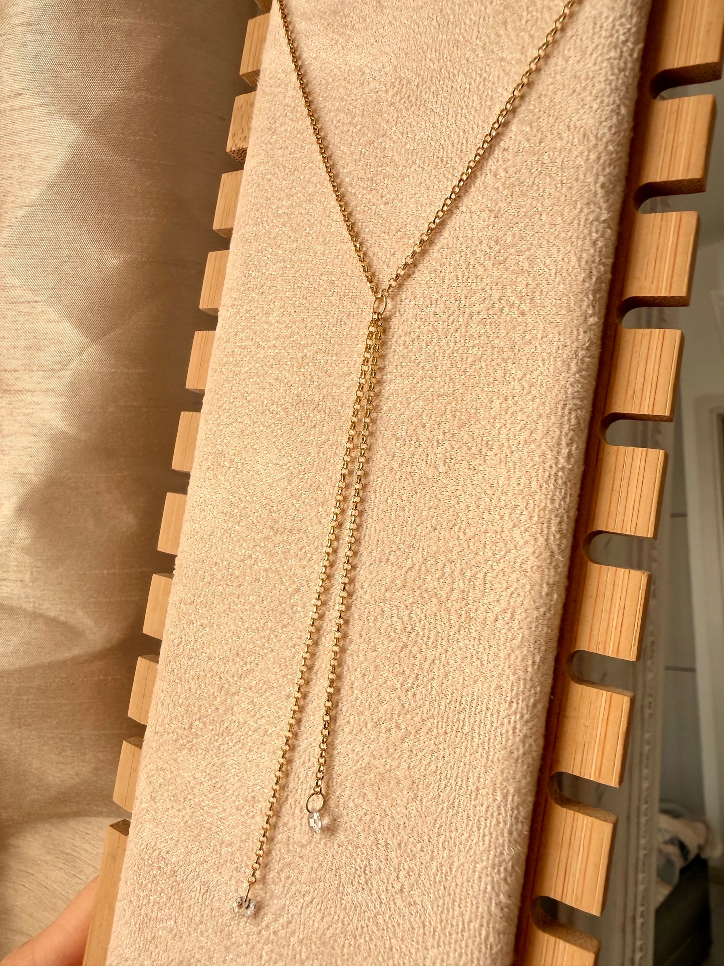 COLLANA CATENA ROLÓ CON CRAVATTINO PENDENTE E ZIRCONI BIANCHI