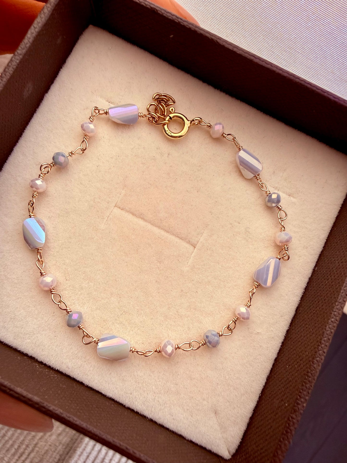 BRACCIALE CON SASSOLINI IRREGOLARI COLOR BIANCO E PANNA