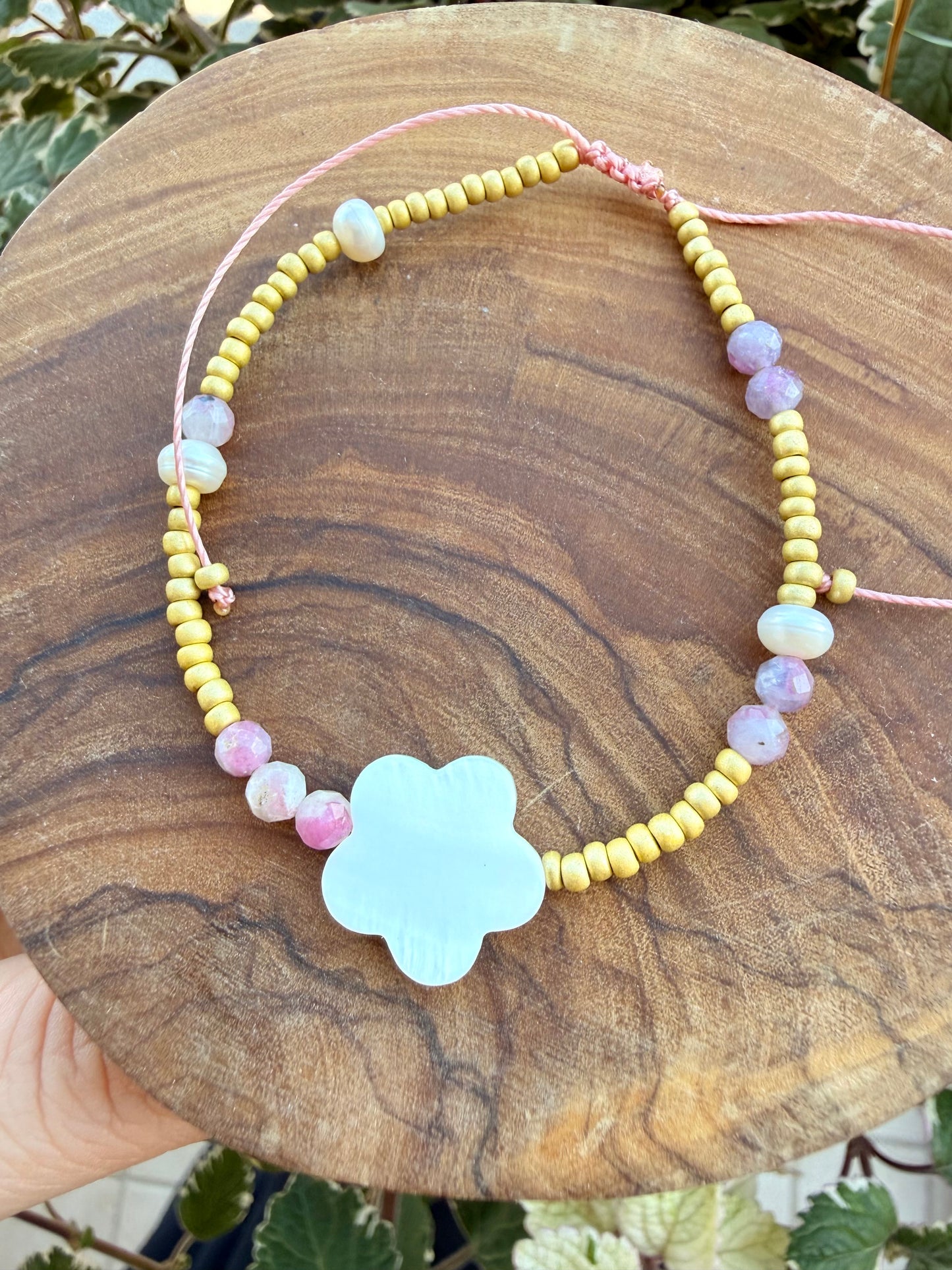BRACCIALE CORDINO REGOLABILE RONDELLE ORO ROSA ALTERNATE A PIETRE TORMALINA ROSA E MADREPERLA