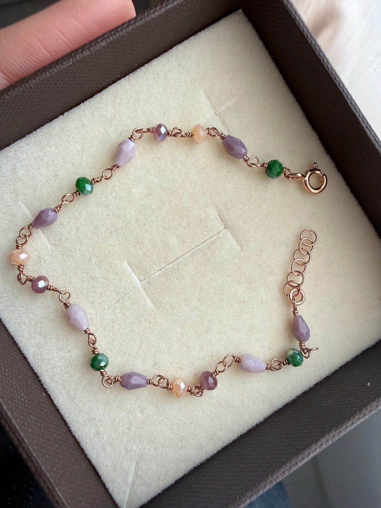 BRACCIALE CATENA A ROSARIO CON PIETRE SINTETICHE COLORE PORPORA, VERDE, GRIGIO E CHAMPAGNE