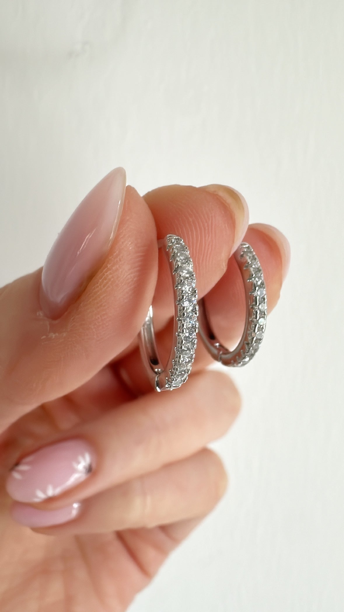 ORECCHINI A CERCHIO CON ZIRCONI