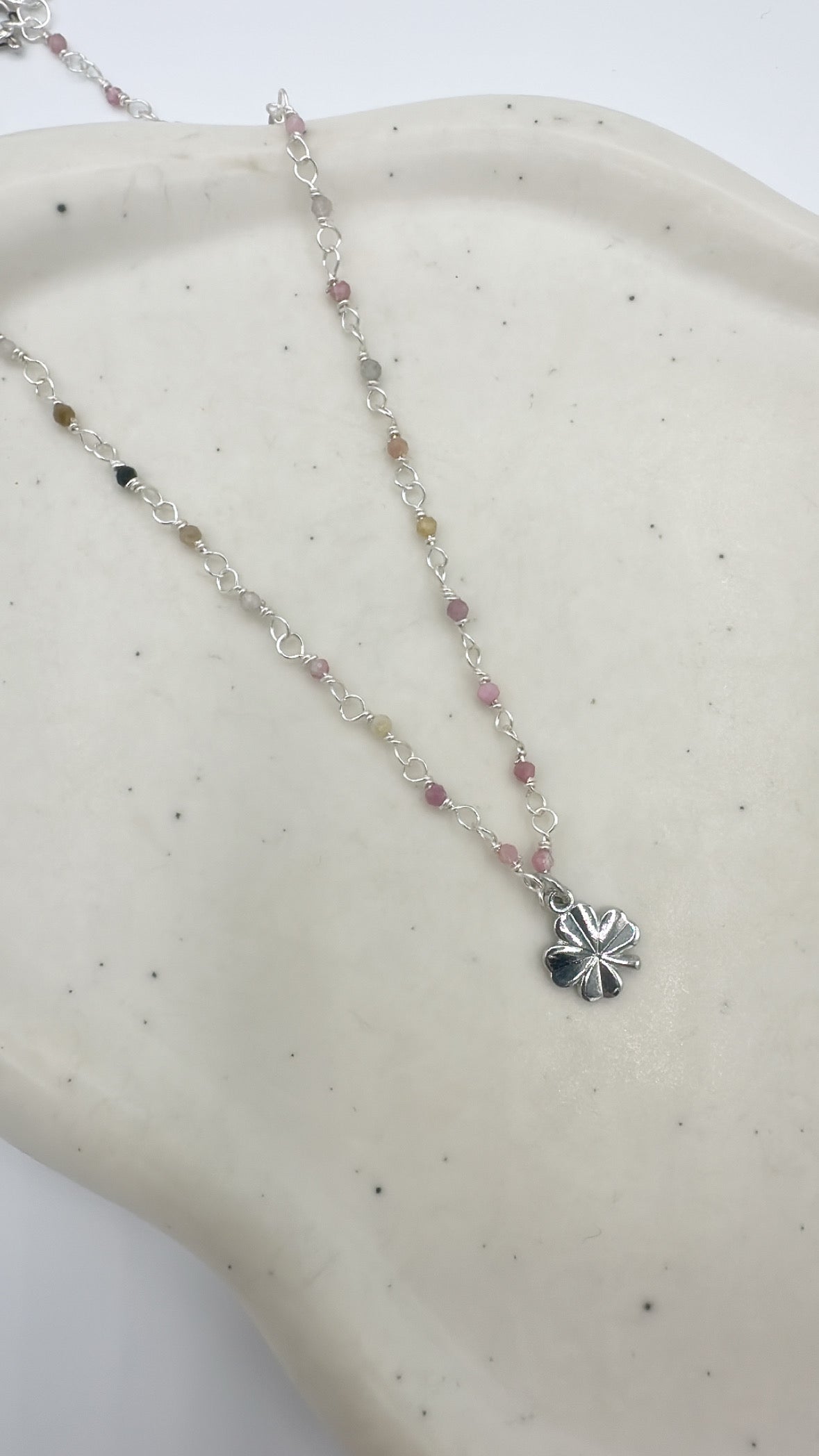 CAVIGLIERA ROSARIO CON PERLINE DI TORMALINA E QUADRIFOGLIO PENDENTE