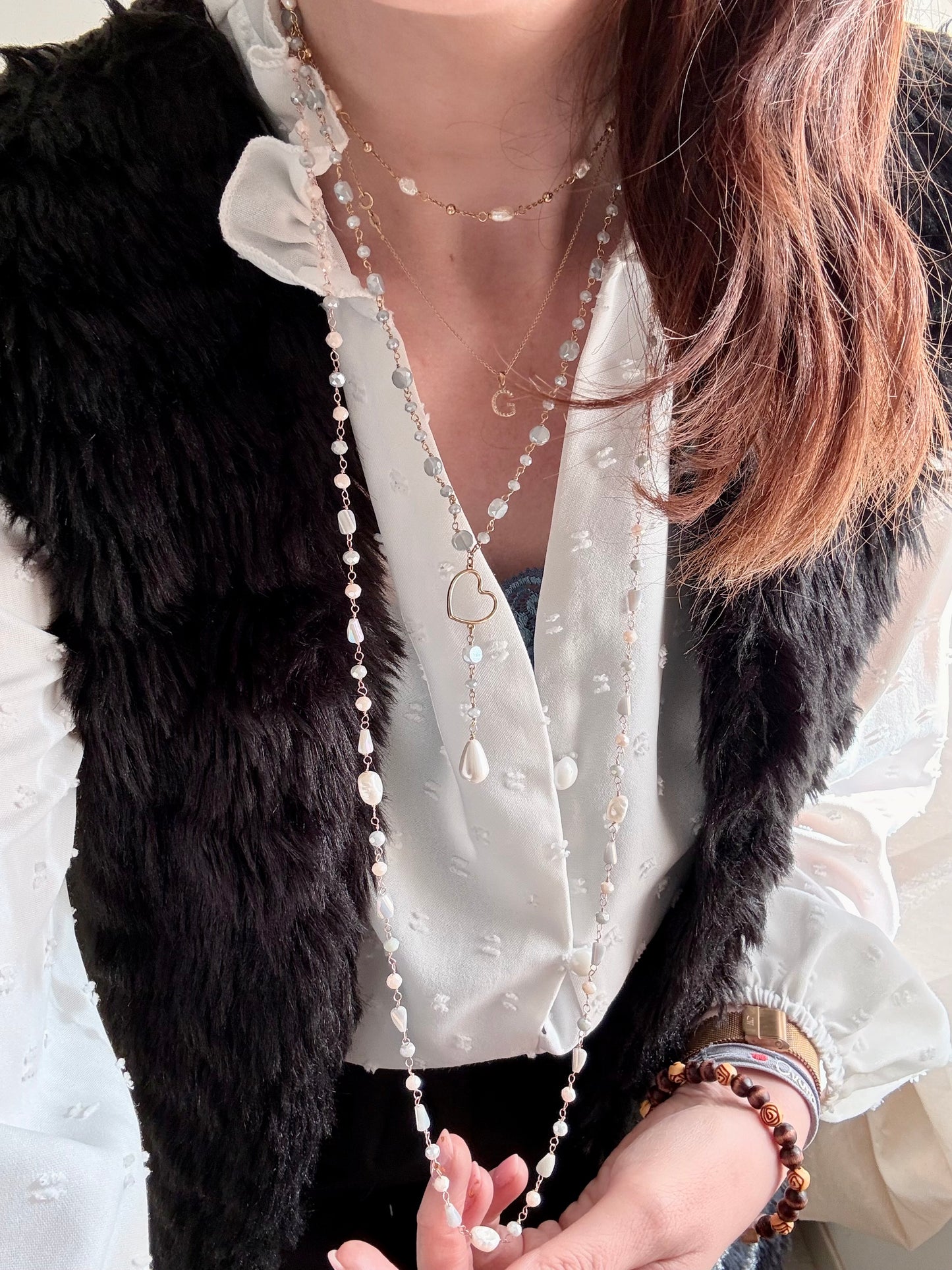 COLLANA LUNGA ALTERNATA DA PERLE IRREGOLARI E CRISTALLI GRIGIO, LATTE E FANGO