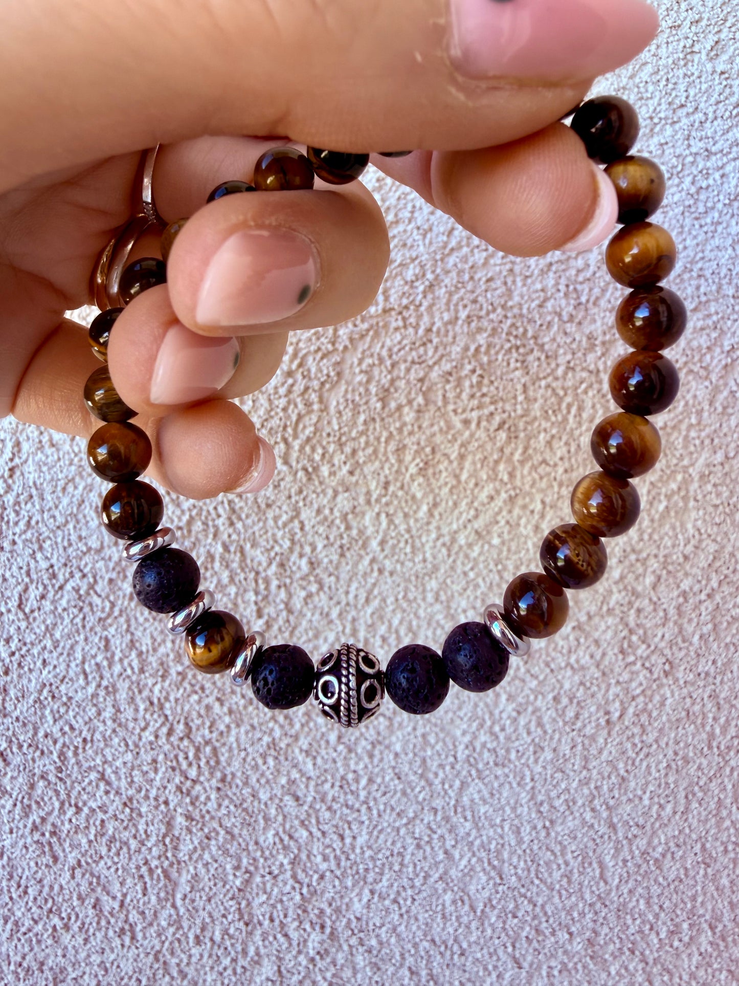 BRACCIALE ELASTICO CON PERLA IN ARGENTO INVECCHIATO, OCCHIO DI TIGRE MARRONE E PIETRA DI LAVA