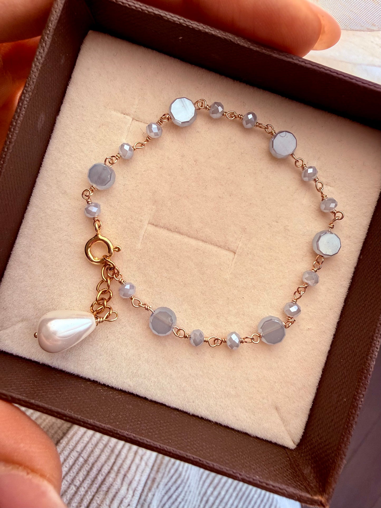 BRACCIALE CON AGATA GRIGIO CHIARO E GOCCIA DI MADREPERLA