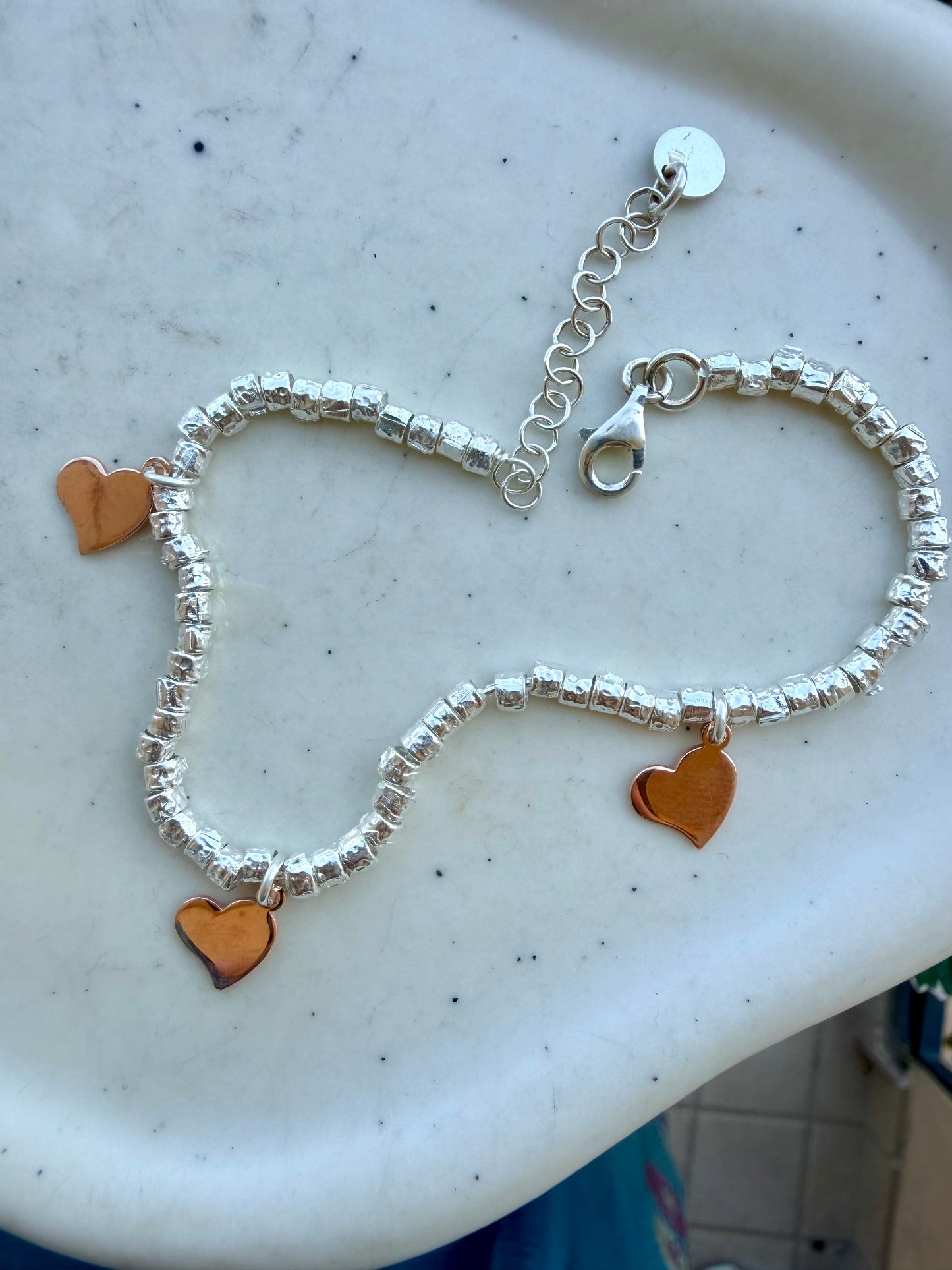 BRACCIALE BICOLORE DADINI MARTELLATI CON CUORI