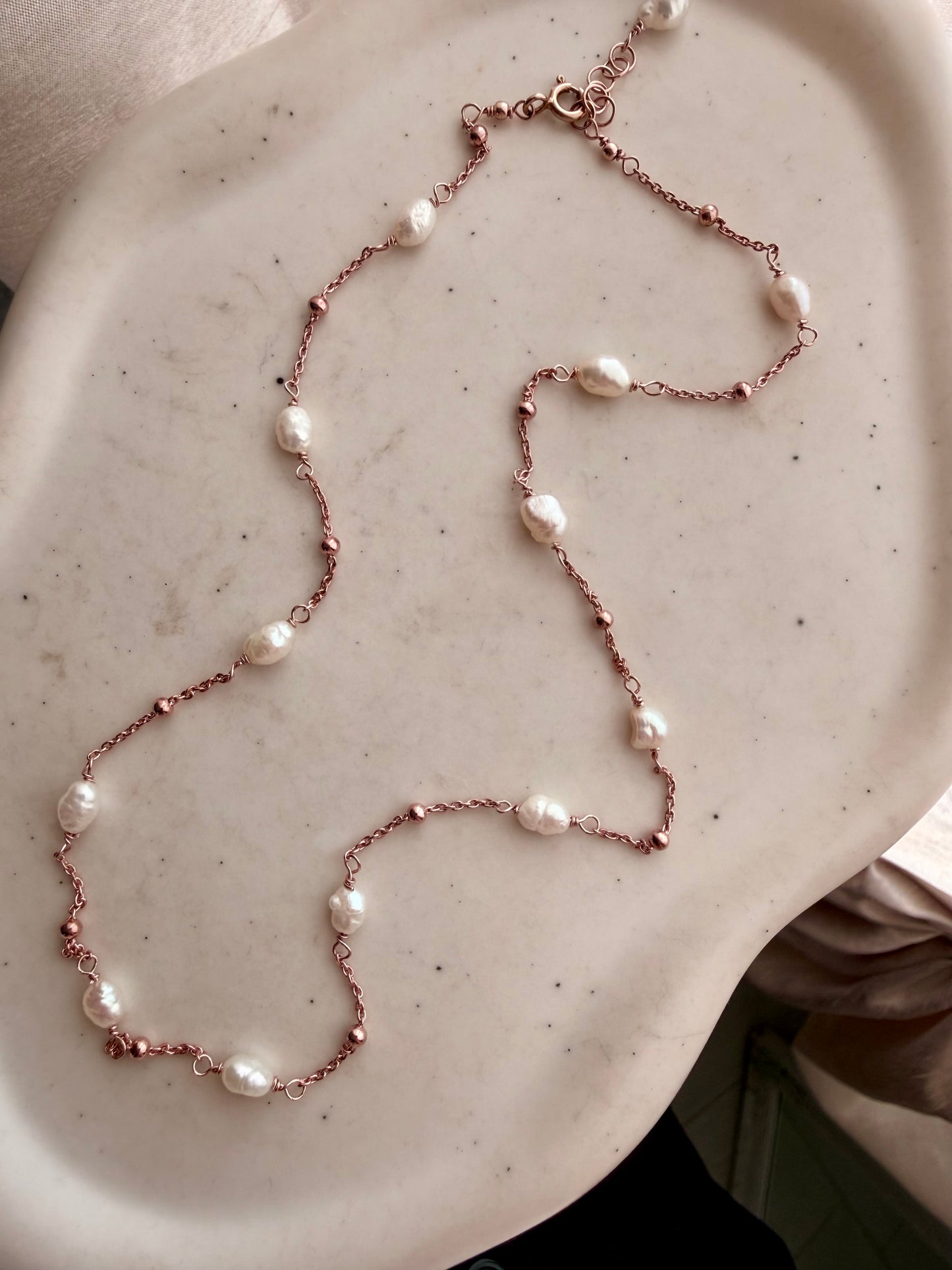 COLLANA PERLE RISINO IRREGOLARI BIANCHE ALTERNATA A SFERE