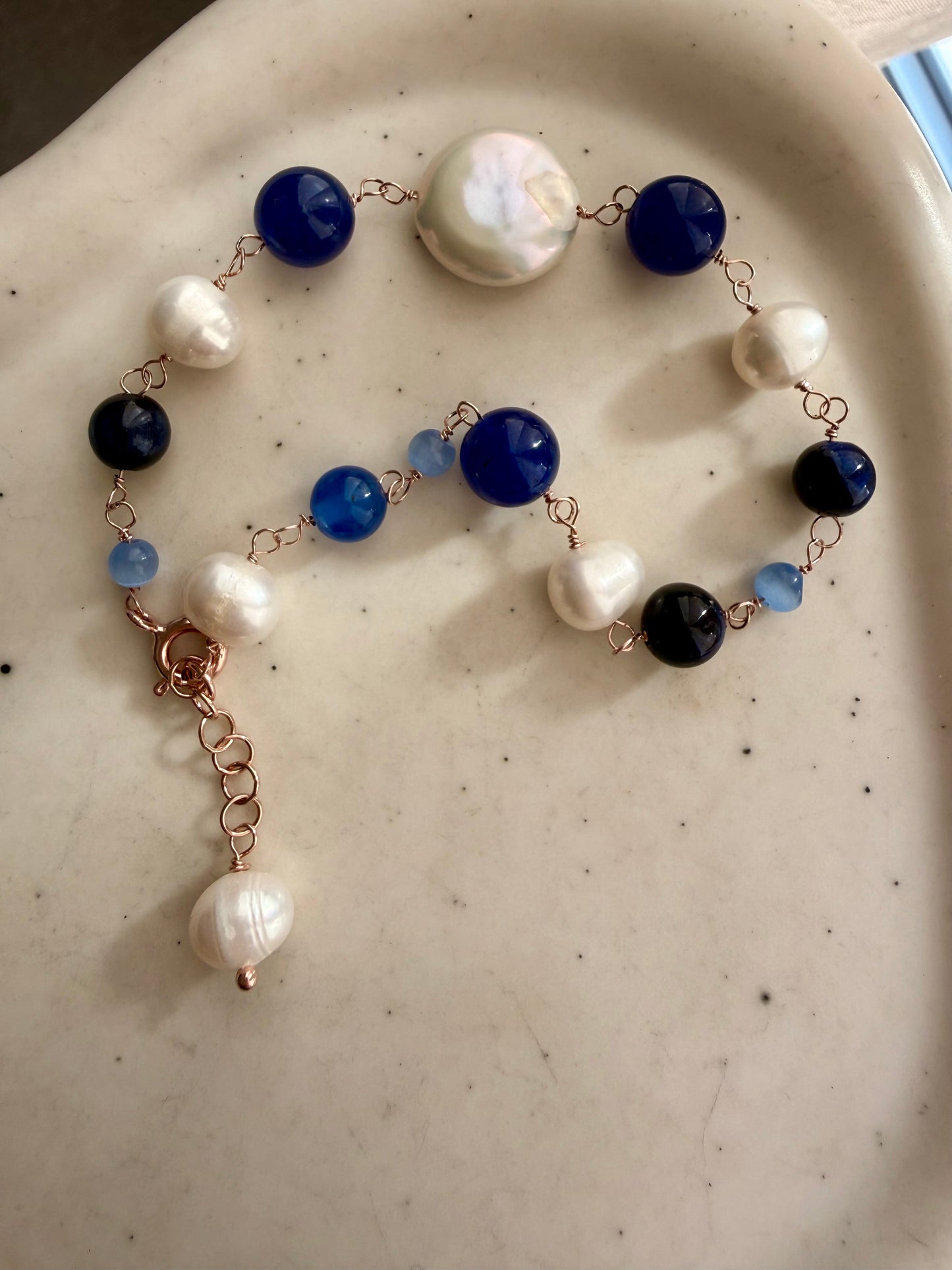 BRACCIALE PERLE BIANCHE E PIETRE BLU