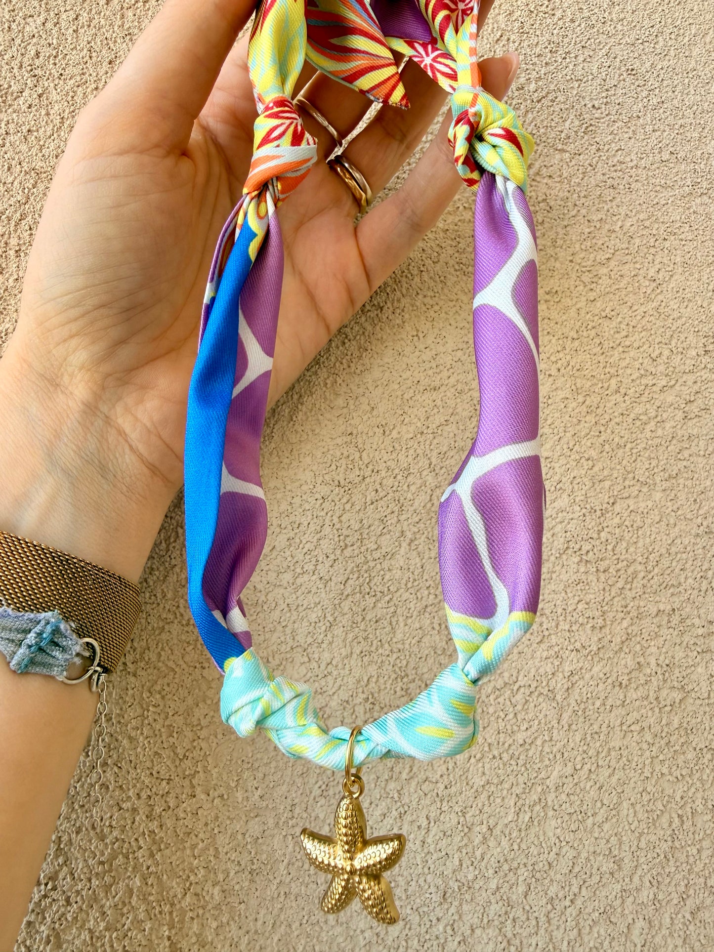 FOULARD GIOIELLO CON GIRAFFA MULTICOLORE E STELLA MARINA IN ACCIAIO