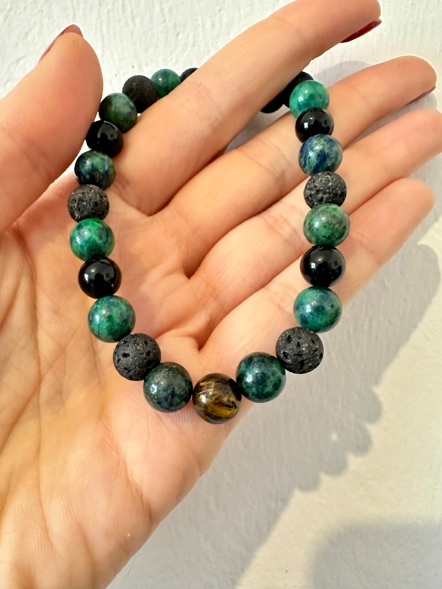 BRACCIALE CON OCCHIO DI TIGRE, LAPIS CRISOCOLLA, LAVA NERA ED ONICE