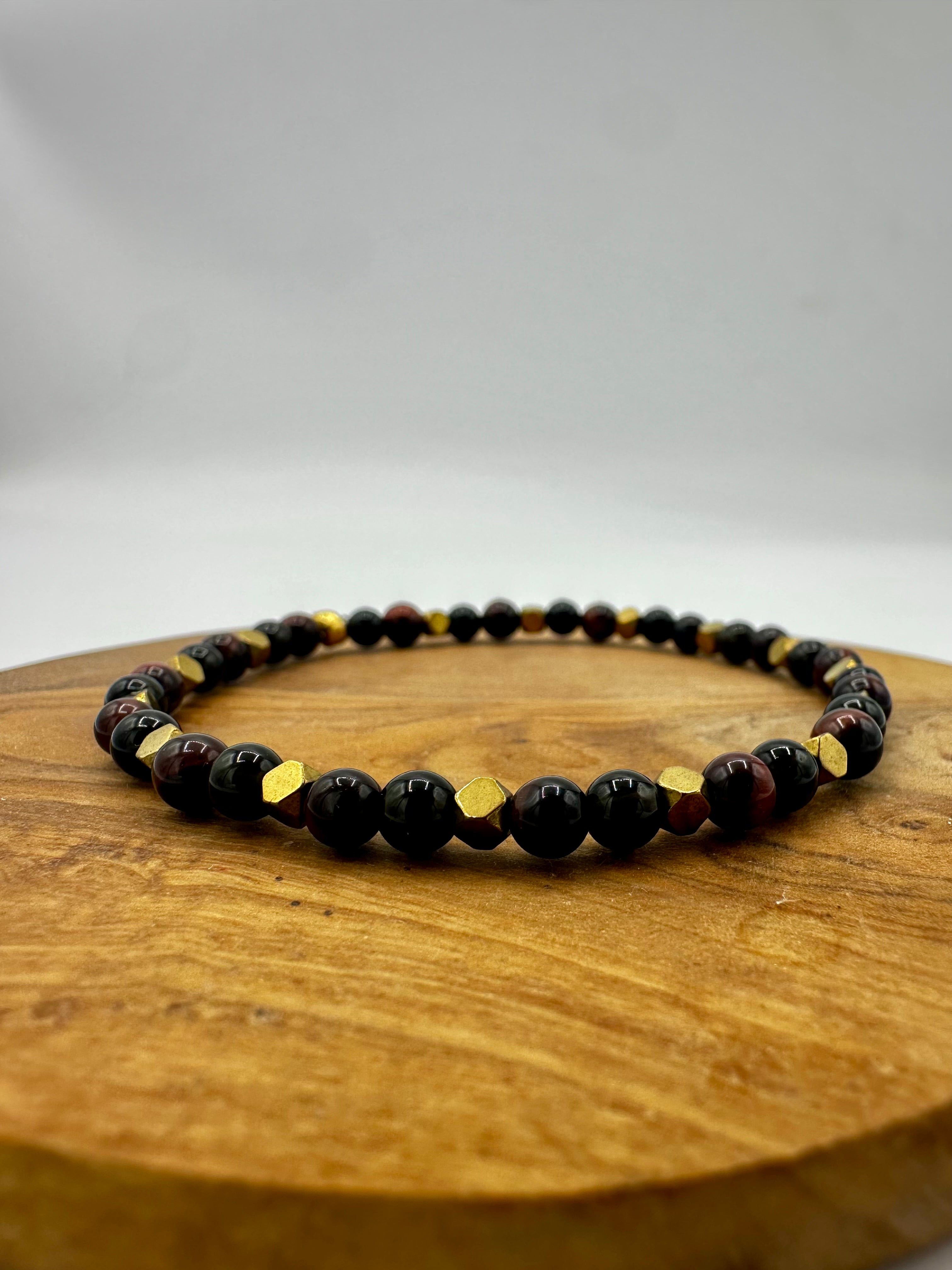 Bracciale Elasticizzato Unisex Con Perle Finte Bianche O Nere E Croce Dorata In Acrilico 5 85 Cm Detail Bracciale Elasticizzato Unisex Con Perle Finte Bianche O Nere E Croce Dorata In Acrilico 5 85 Cm Detail