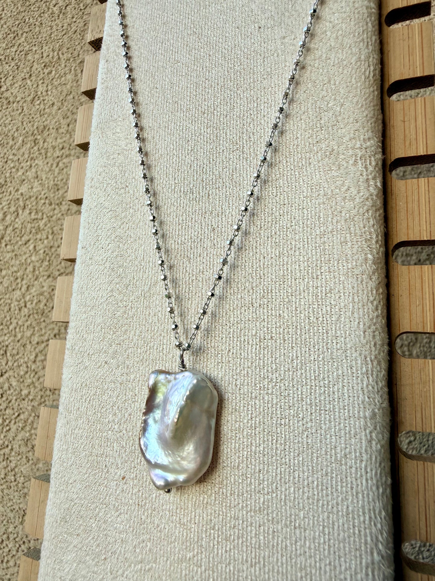 COLLANA CATENA RONDELLE SFACCETTATE CON PERLA BAROCCA PENDENTE BIANCA