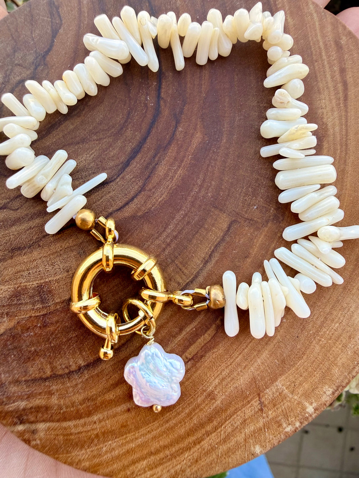 BRACCIALE SIRENA CON CORALLO BAMBÙ BIANCO, CHIUSURA MARINAIO E CIONDOLO FIORE DI PERLA