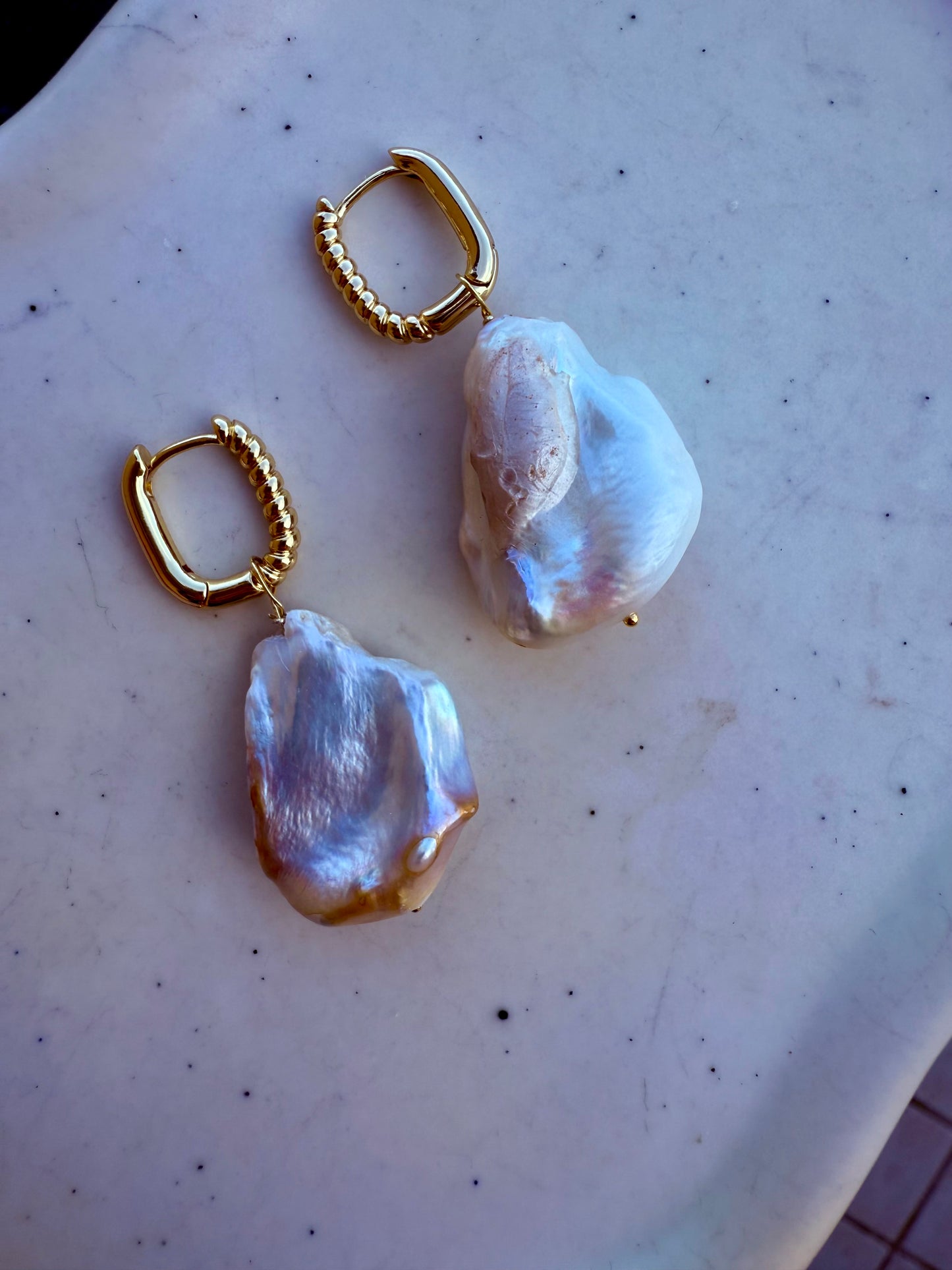 ORECCHINI RETTANGOLO TWIST CON PERLA BAROCCA IRREGOLARE FANCY