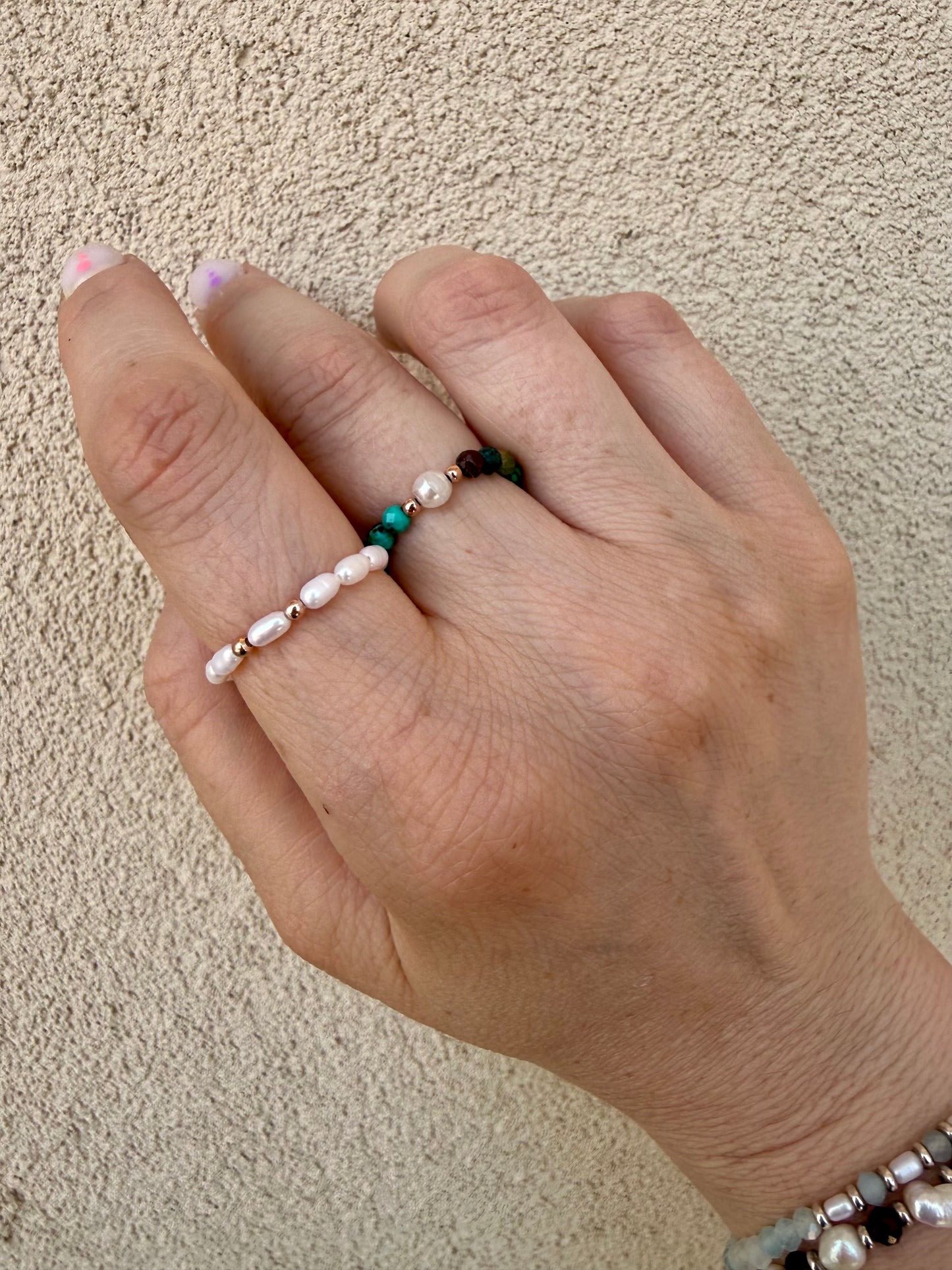 ANELLO ELASTICO CON PERLE RISINO IRREGOLARI BIANCHE E SFERE ROSÉ