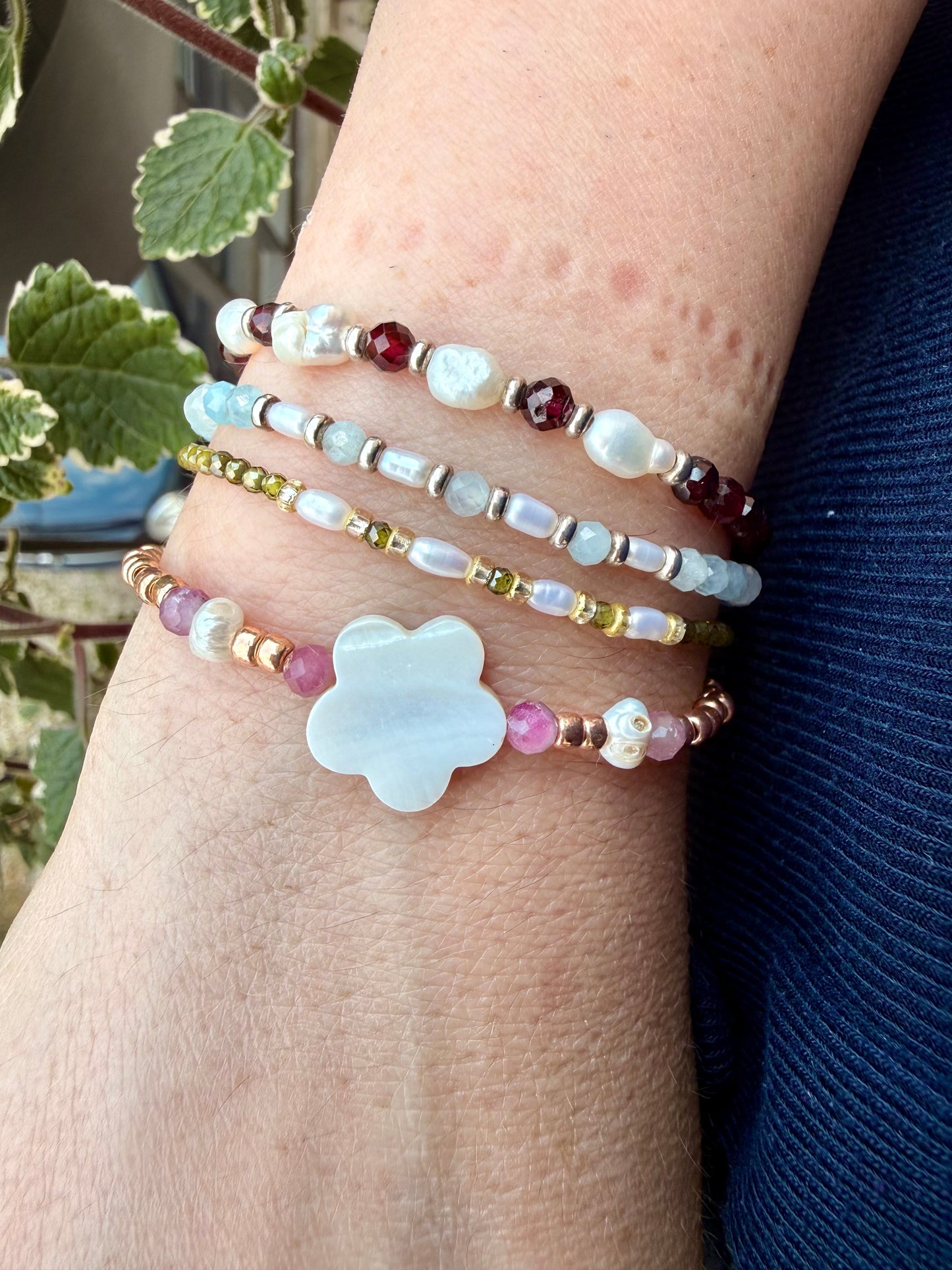 BRACCIALE CORDINO REGOLABILE RONDELLE ORO ROSA ALTERNATE A PIETRE TORMALINA ROSA E MADREPERLA