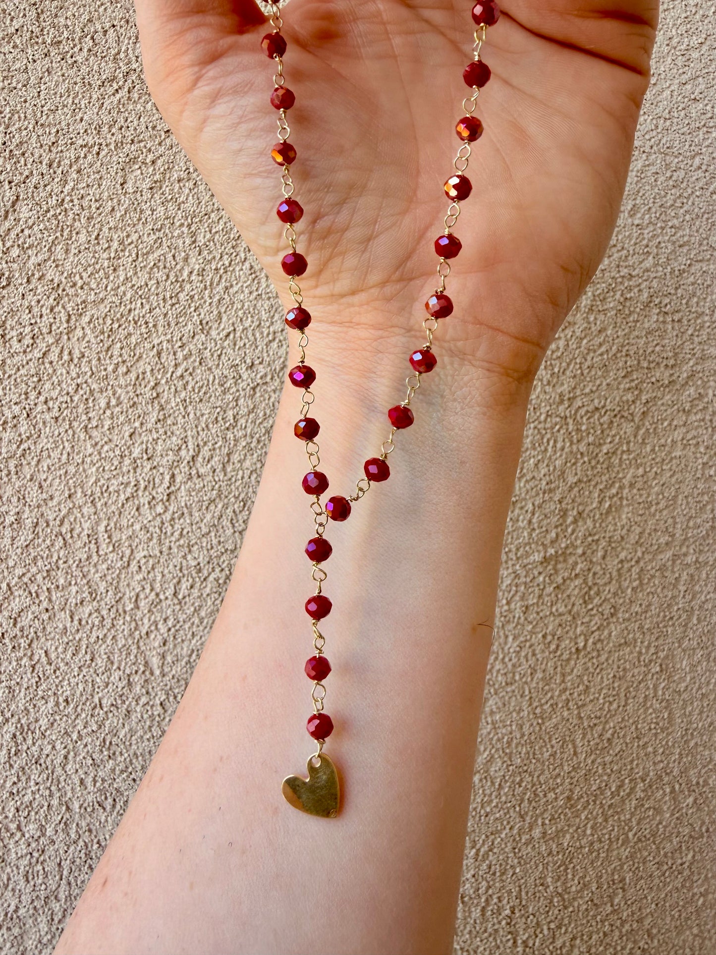COLLANA ROSARIO CON CRISTALLI ROSSO SCURO E CUORICINO