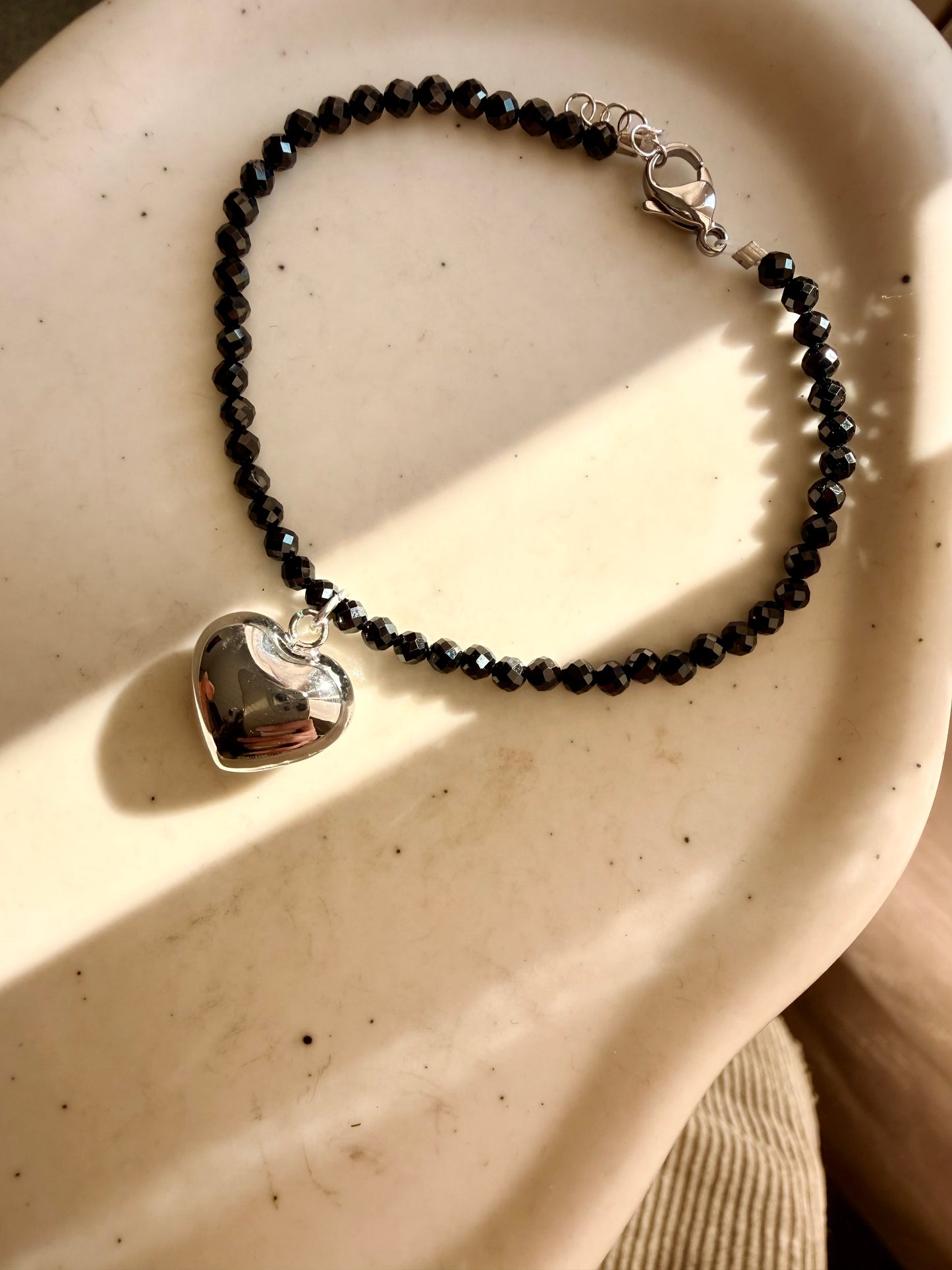 BRACCIALE CON SPINELLO SFACCETTATO E CUORE BOMBATO