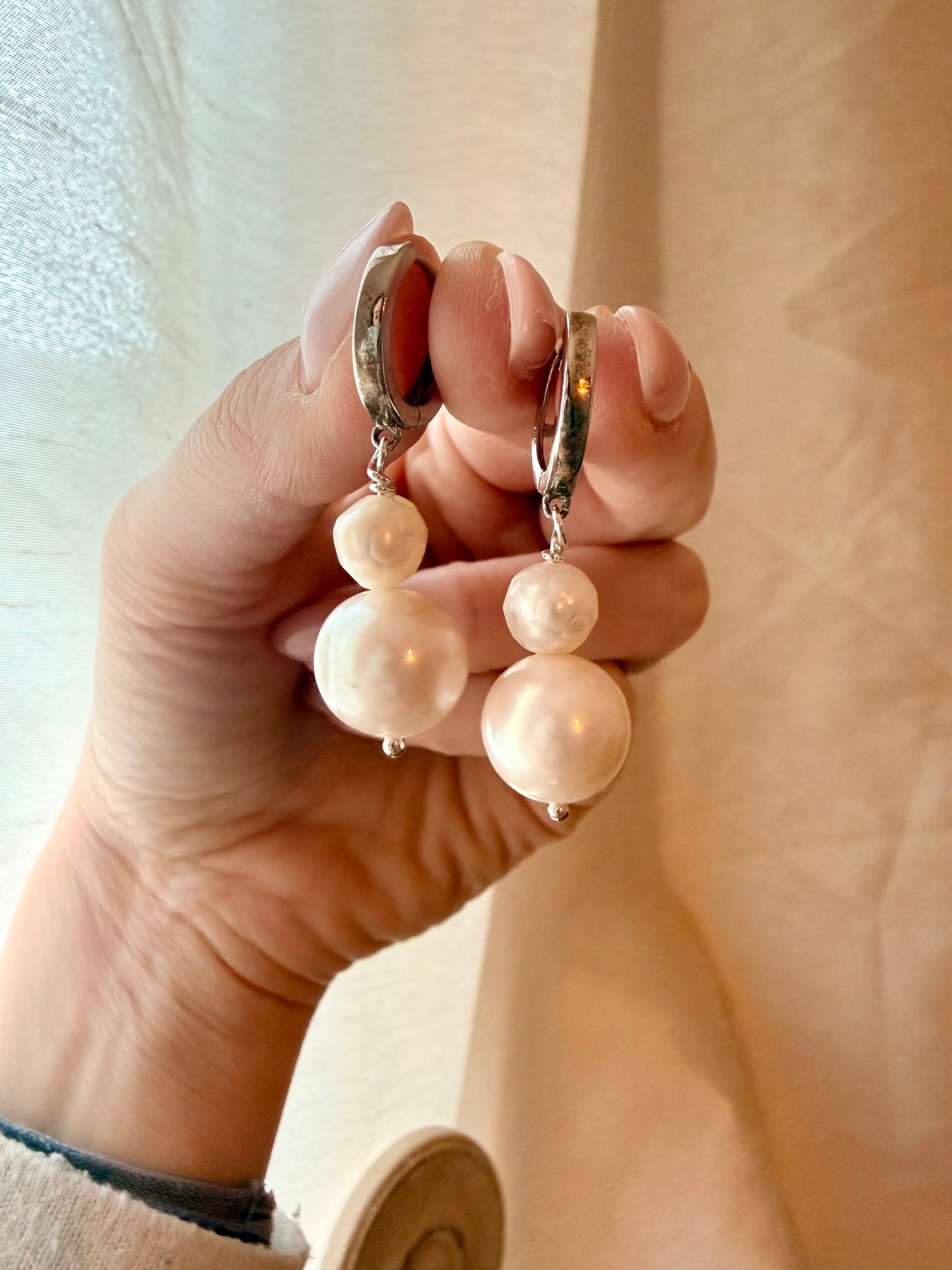 COPPIA ORECCHINI CERCHIETTO CON DOPPIA PERLA BIANCA ARGENTO