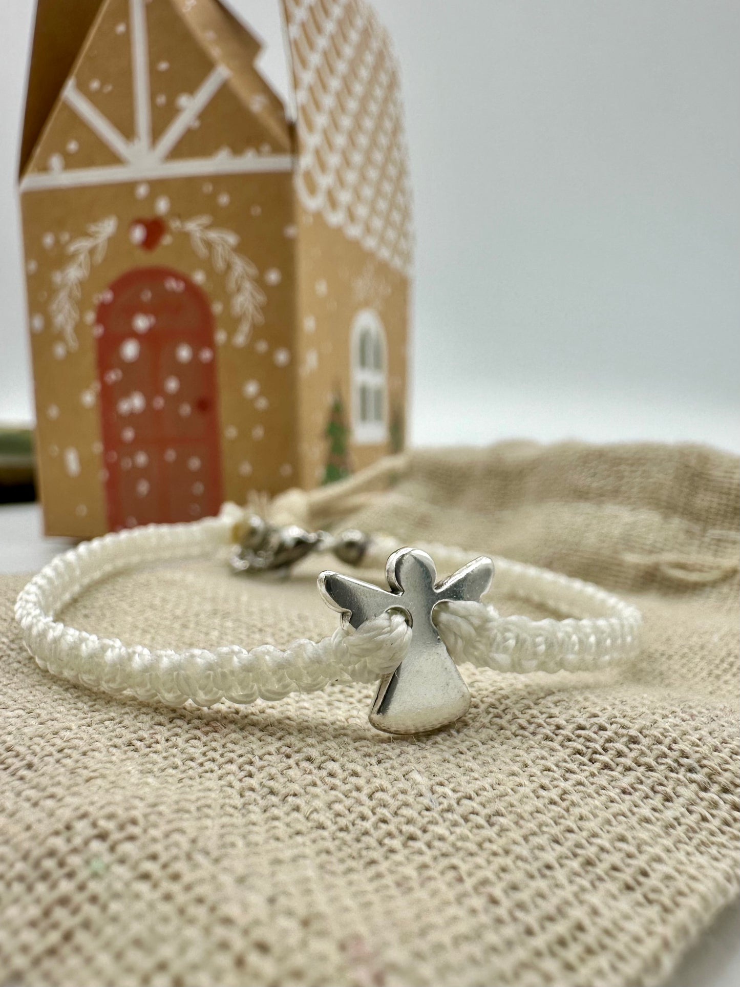 BRACCIALE MACRAME' CON ANGIOLETTO