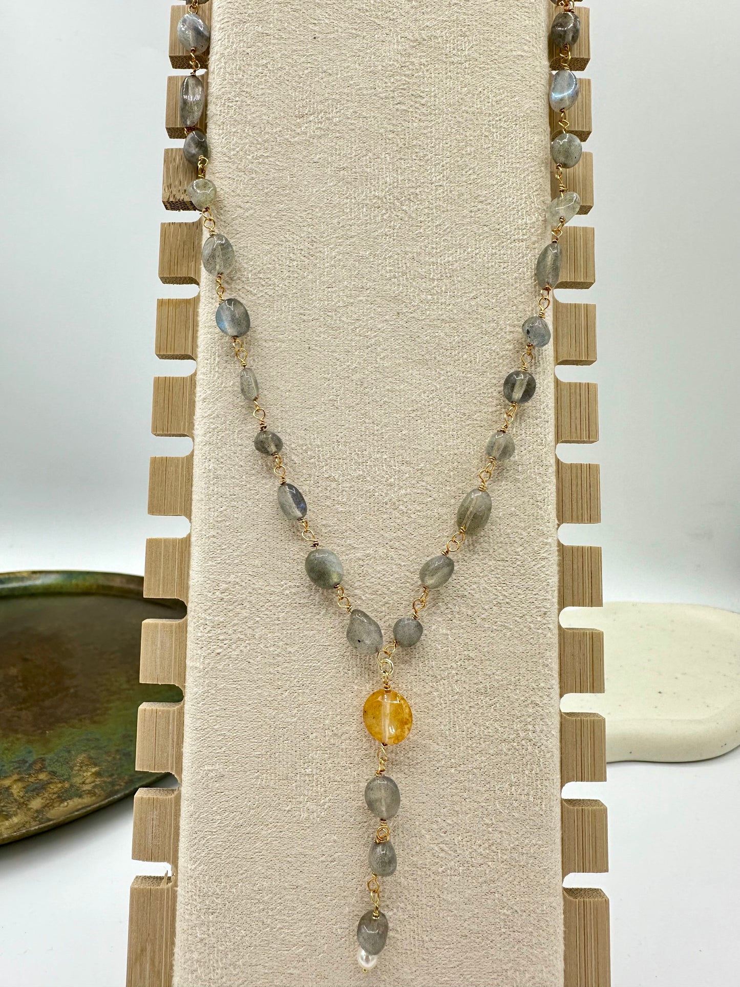 COLLANA ROSARIO PEPITE LABRADORITE GRIGIA CON QUARZO CITRINO TONDO