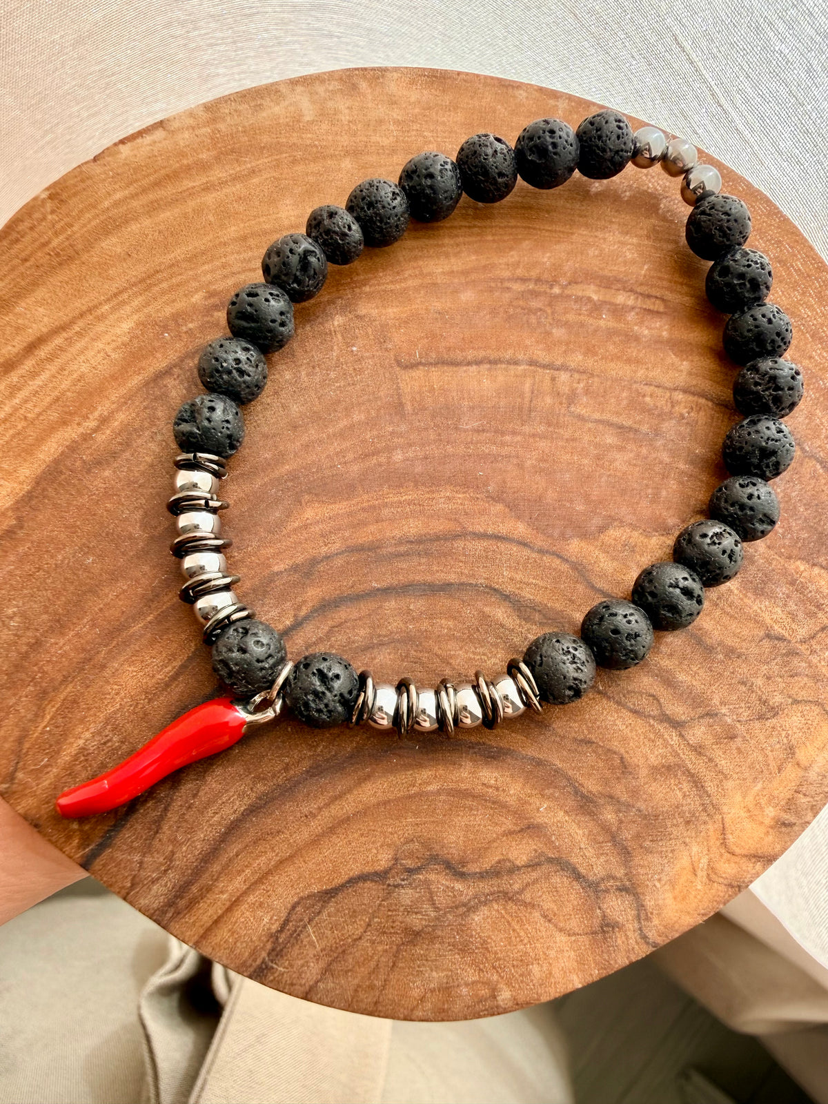 BRACCIALE UOMO IN PIETRA LAVICA ED EMATITE CON CORNETTO PORTAFORTUNA