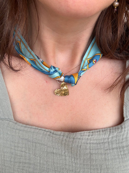 FOULARD GIOIELLO CON CANI BLU-BLU CHIARO-ARANCIONE E PENDENTE CUORE MARTELLATO ACCIAIO DORATO