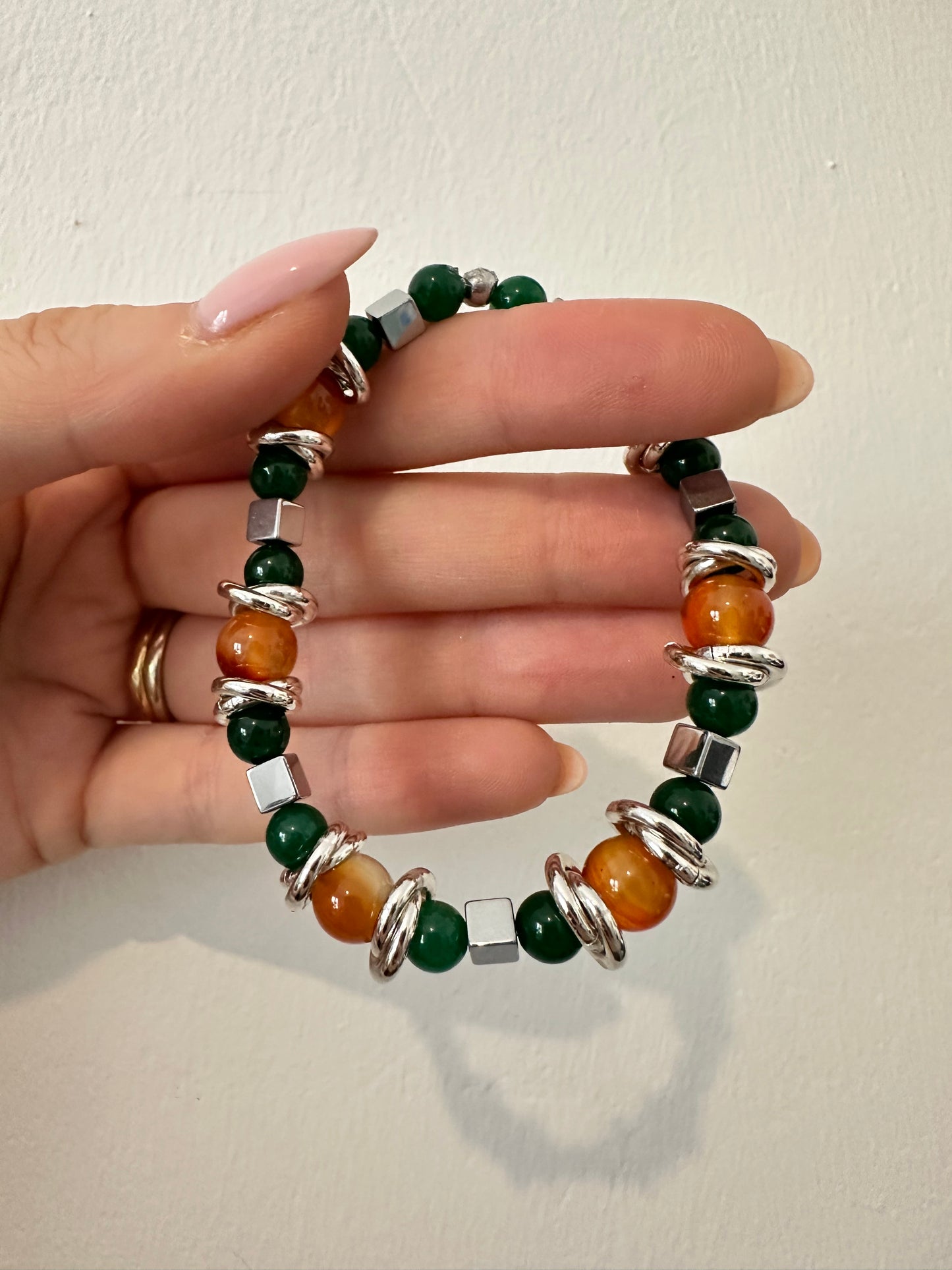 BRACCIALE CON GIADA VERDE, EMATITE E CORNIOLA