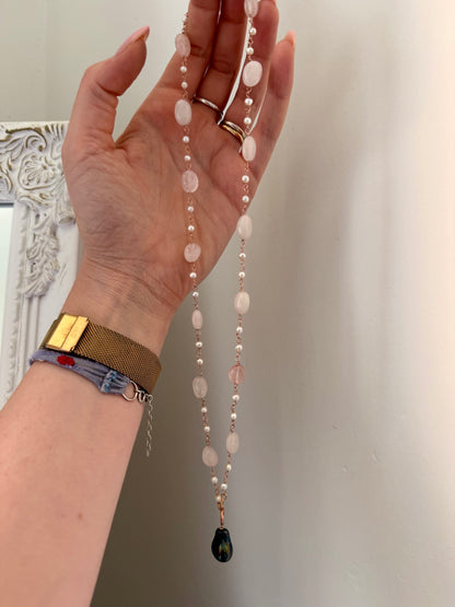 COLLANA TRASFORMABILE CON QUARZO ROSA, BASE ARGENTO ROSÉ E PERLA BAROCCA NERA