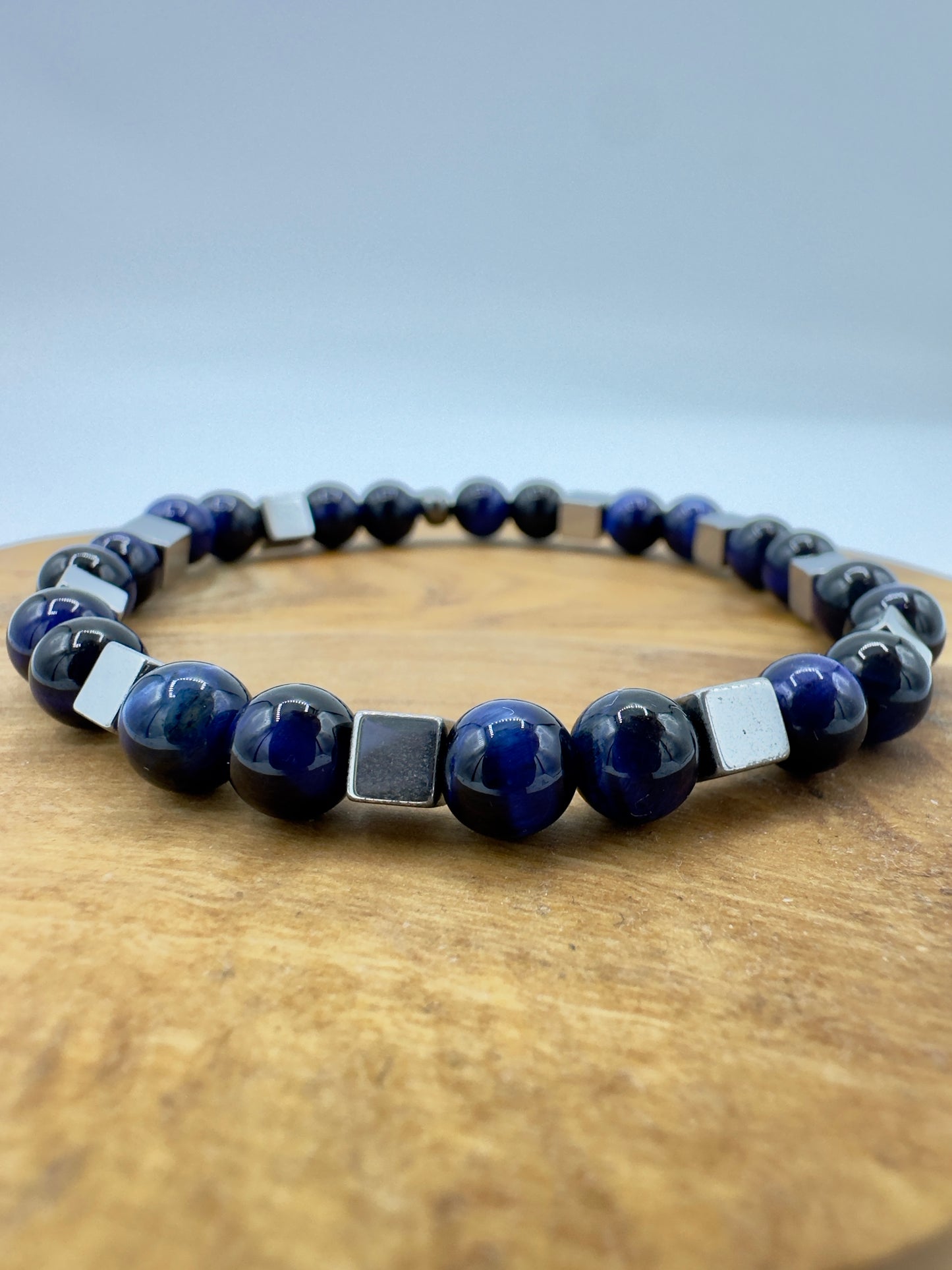 BRACCIALE ELASTICO CON PERLE DI OCCHIO DI TIGRE BLU E CUBI DI EMATITE