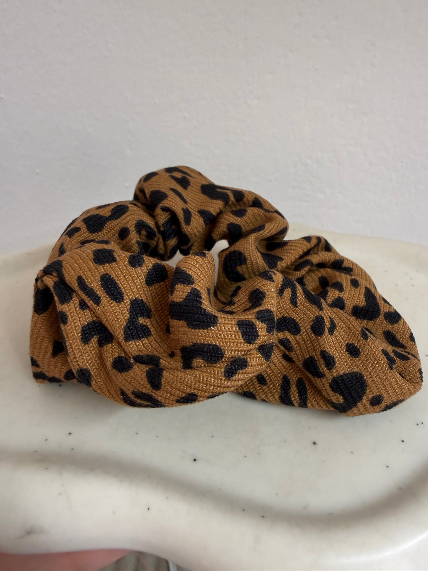 SCRUNCHIE CON STAMPA MARRONE DELICATO-NERO