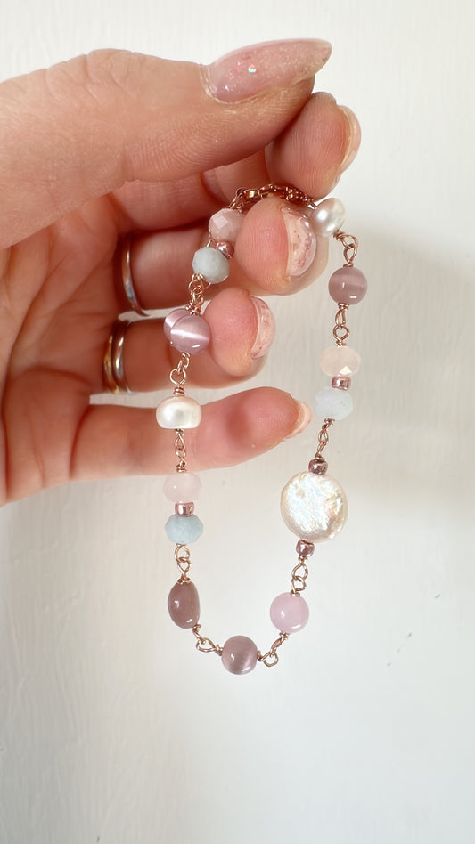 BRACCIALE PERLE MONETA E PIETRE ROSA E LILLA